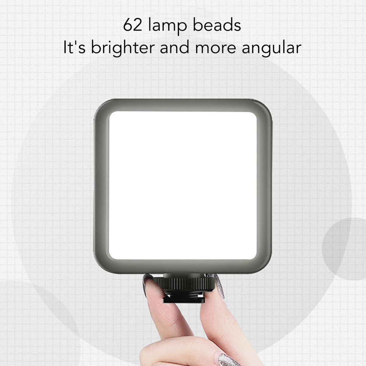 Ein quadratisches LED-Licht wird von einer Hand gehalten. Das Licht ist weiß, mit einem grauen Rahmen und einer schwarzen Halterung. Der Text lautet '62 Lampenperlen'.