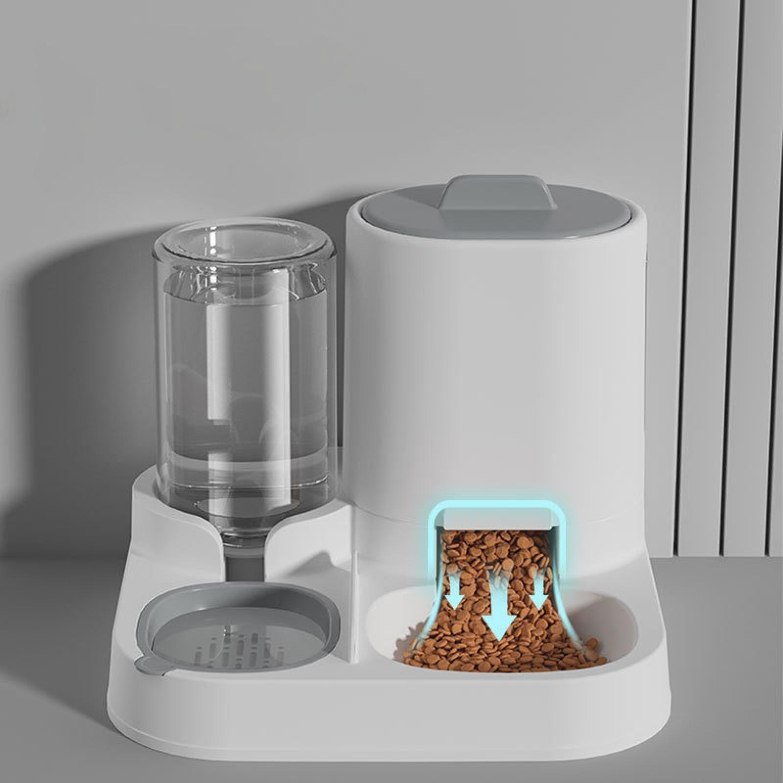 Ein weißer Haustierfutterautomat mit Wasserflasche und Futterspender. Der Futterspender hat Trockenfutter und Pfeile, die die Abgabe anzeigen.