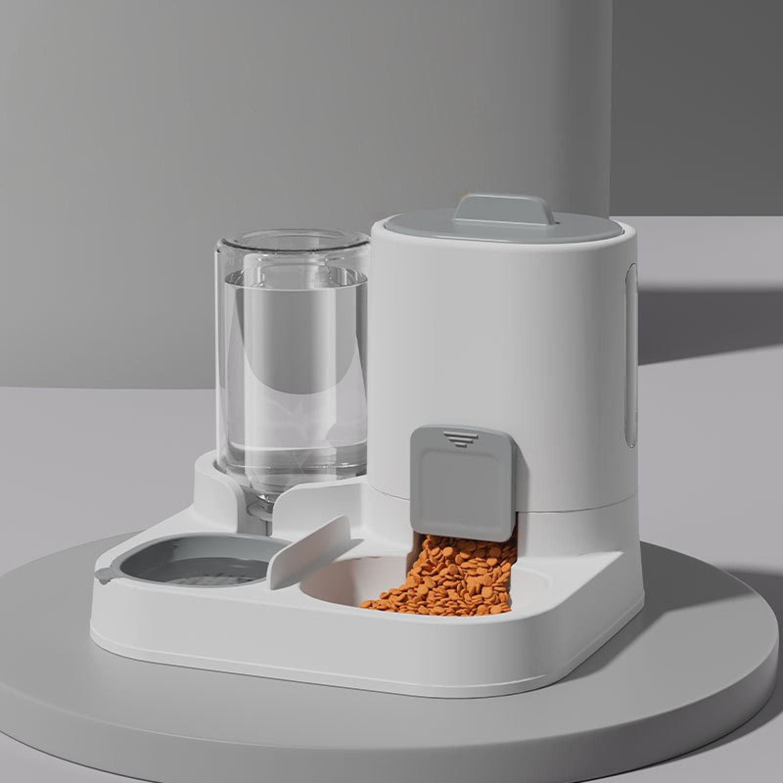 Ein weißer Haustierfutterautomat mit Wasserspender und Futterspender, der Trockenfutter ausgibt. Grauer Hintergrund und Plattform.
