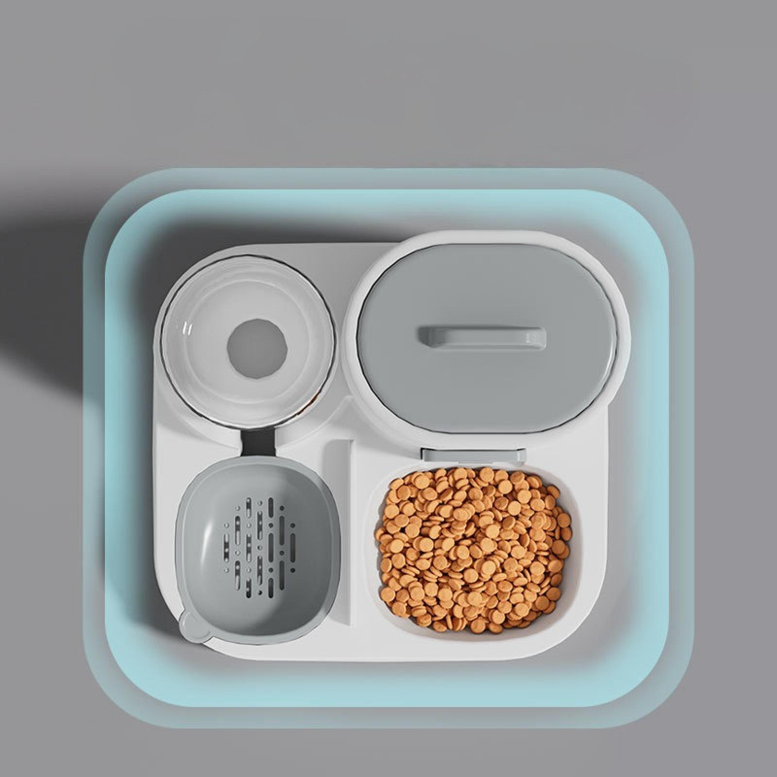 Ein weißer Haustierfutterautomat mit grauen Fächern für Wasser, Futter und eine kleine Schüssel. Braunes Trockenfutter.