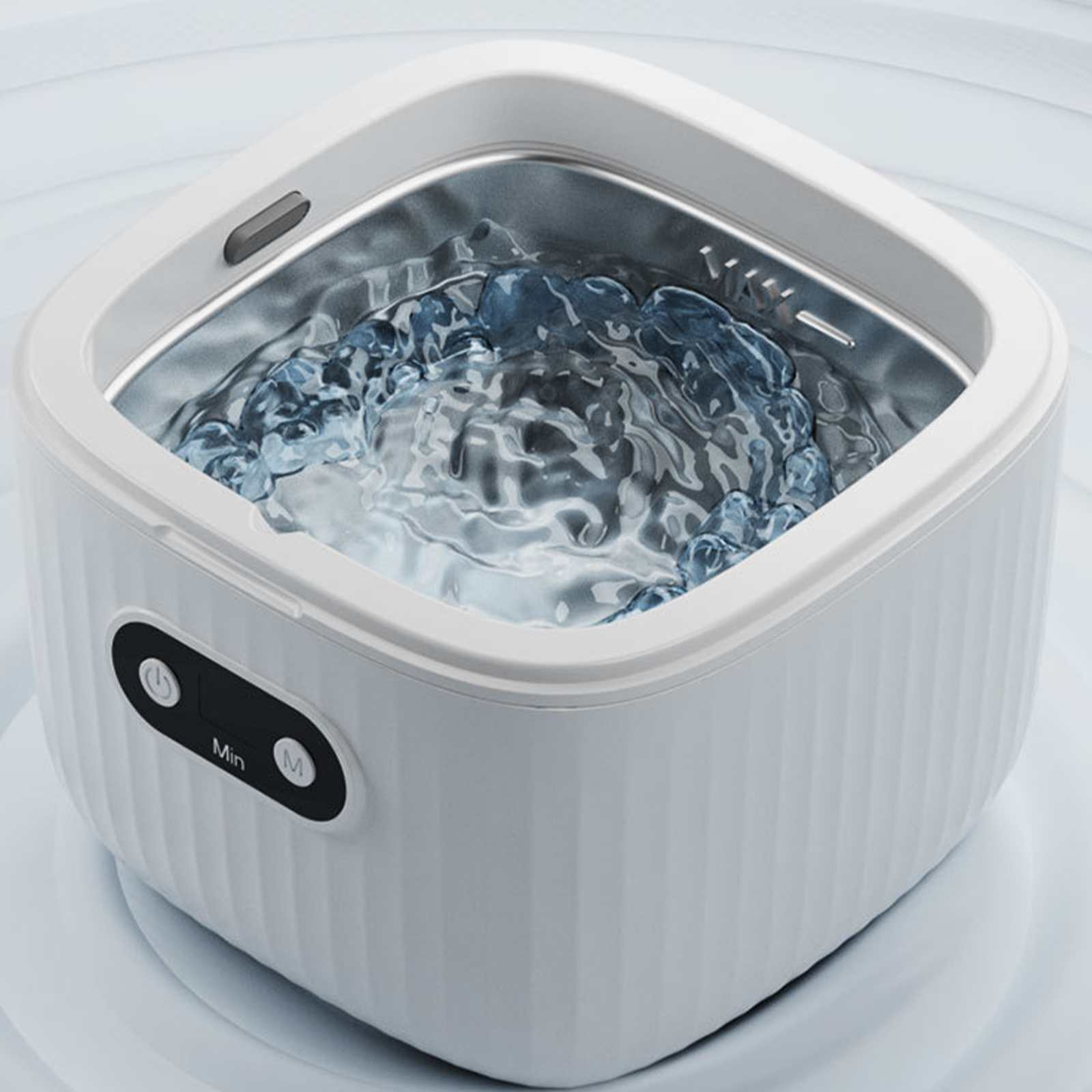 Ein weißer quadratischer Ultraschallreiniger, gefüllt mit Wasser. Knöpfe befinden sich auf der Vorderseite. Das Wasser kräuselt sich im Inneren.