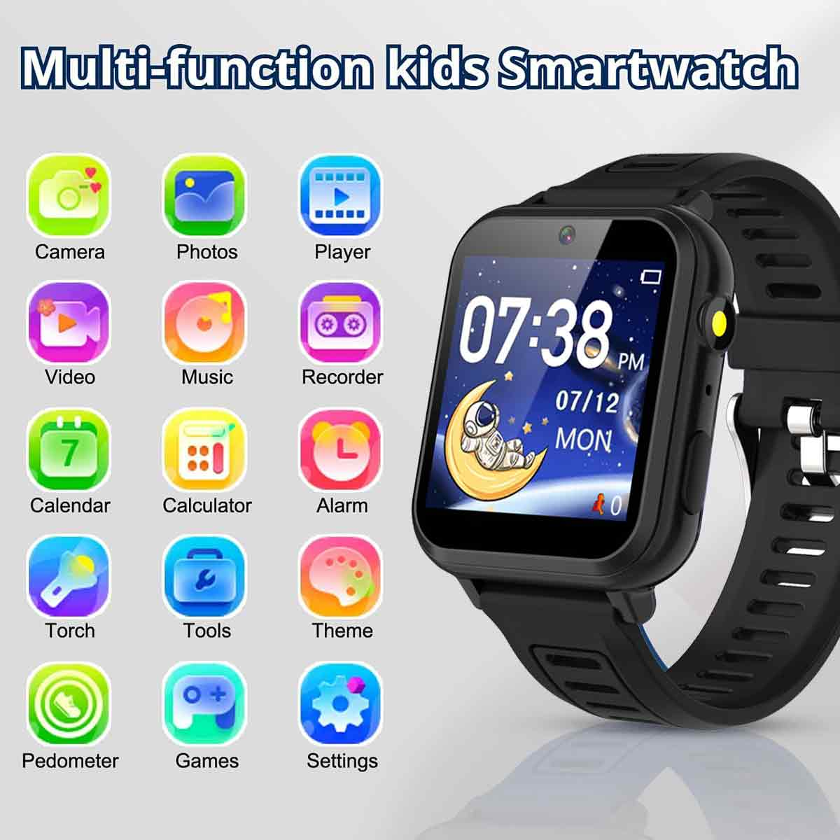 Eine schwarze Kinder-Smartwatch mit verschiedenen App-Symbolen. Der Bildschirm zeigt Uhrzeit, Datum und einen Astronauten auf dem Mond.