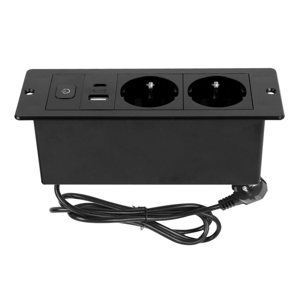 Schwarze Steckdose mit zwei Steckdosen, USB-Anschlüssen und einem Einschaltknopf. Ein schwarzes Kabel mit Stecker ist angeschlossen.