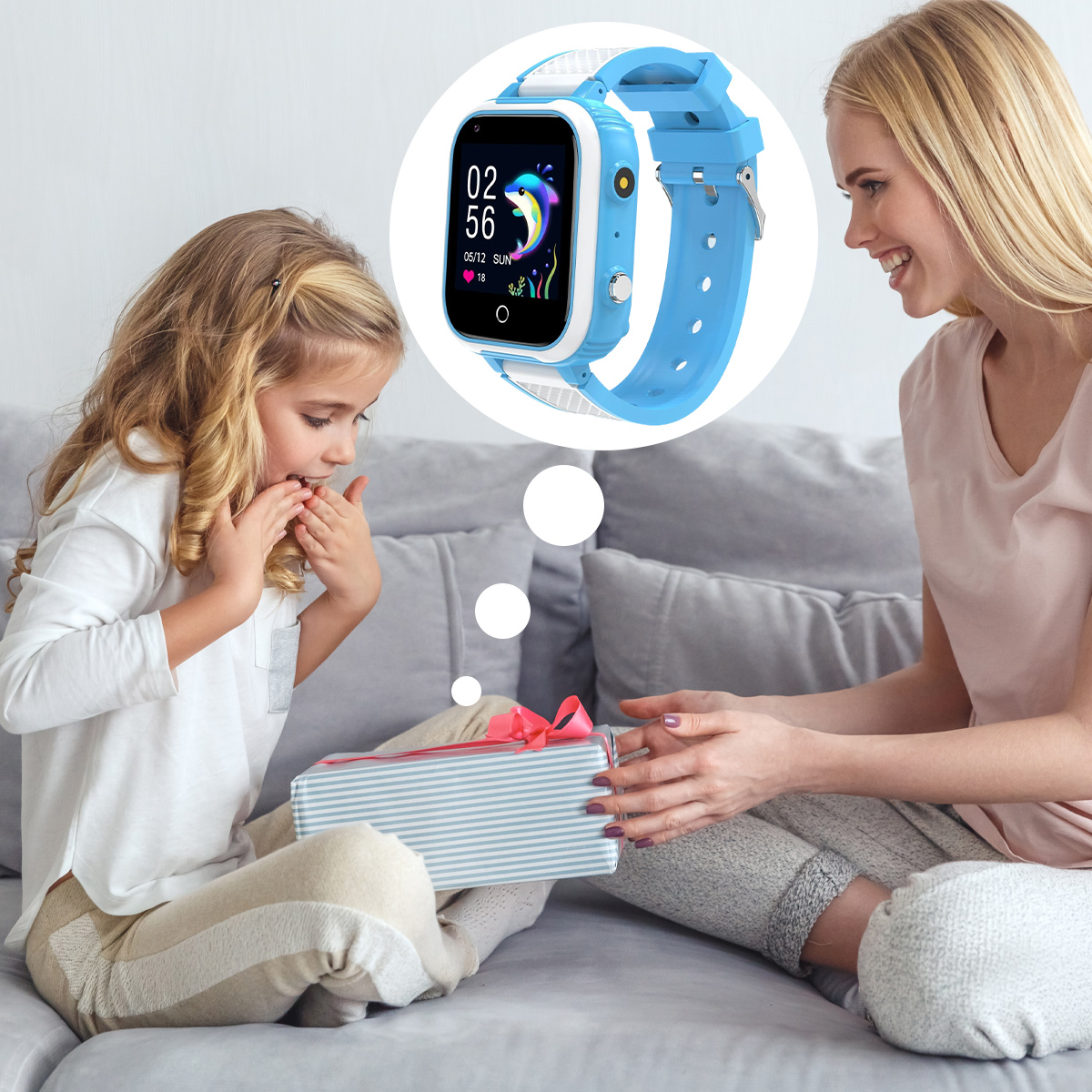Ein Mädchen bekommt ein Geschenk von einer Frau. Eine Smartwatch wird gezeigt. Das Mädchen ist überrascht. Das Geschenk ist eine gestreifte Box mit einer rosa Schleife.