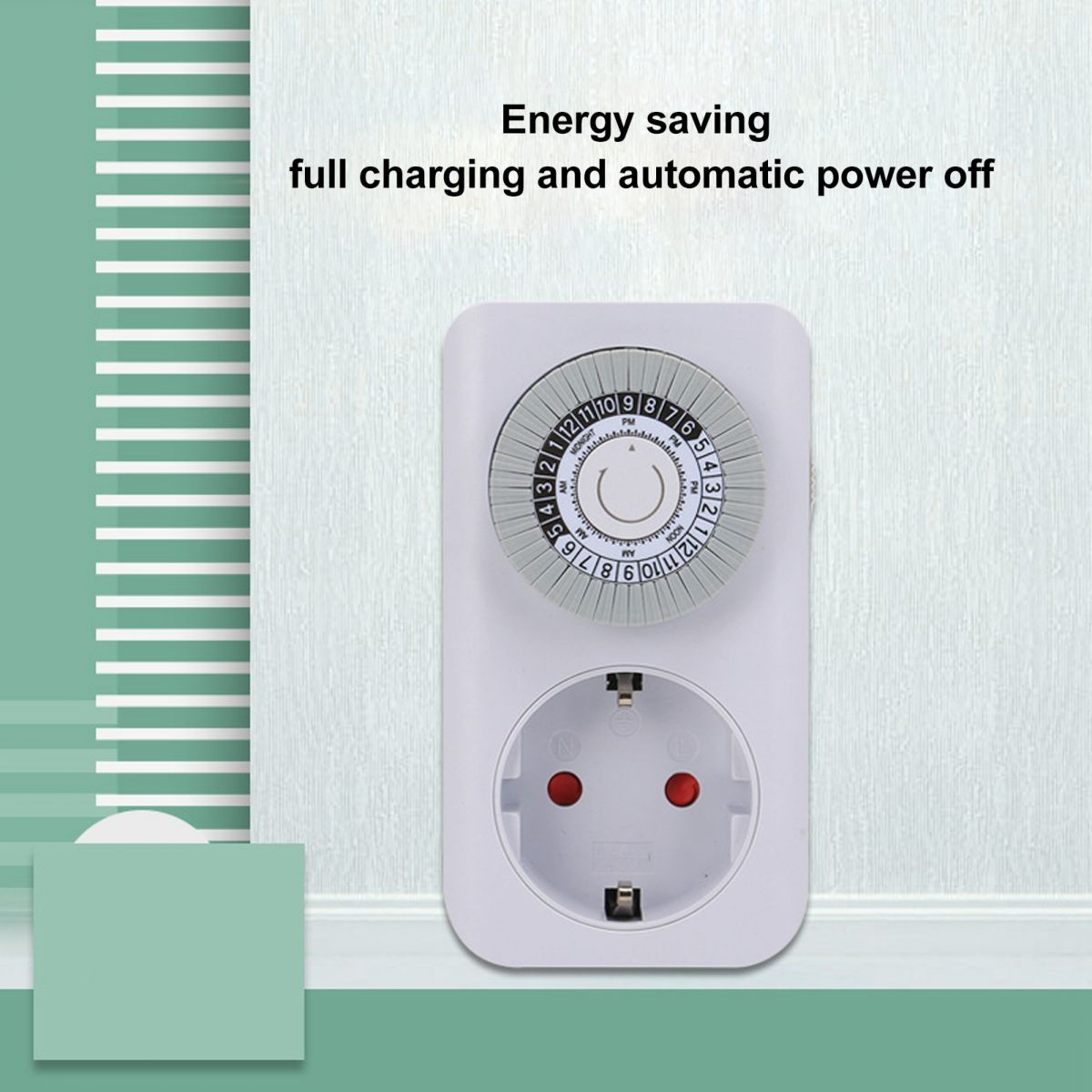 Ein weißer Timer mit rundem Zifferblatt und Steckdose. Der Text oben lautet: 'Energiesparen, Vollladen und automatische Abschaltung'.