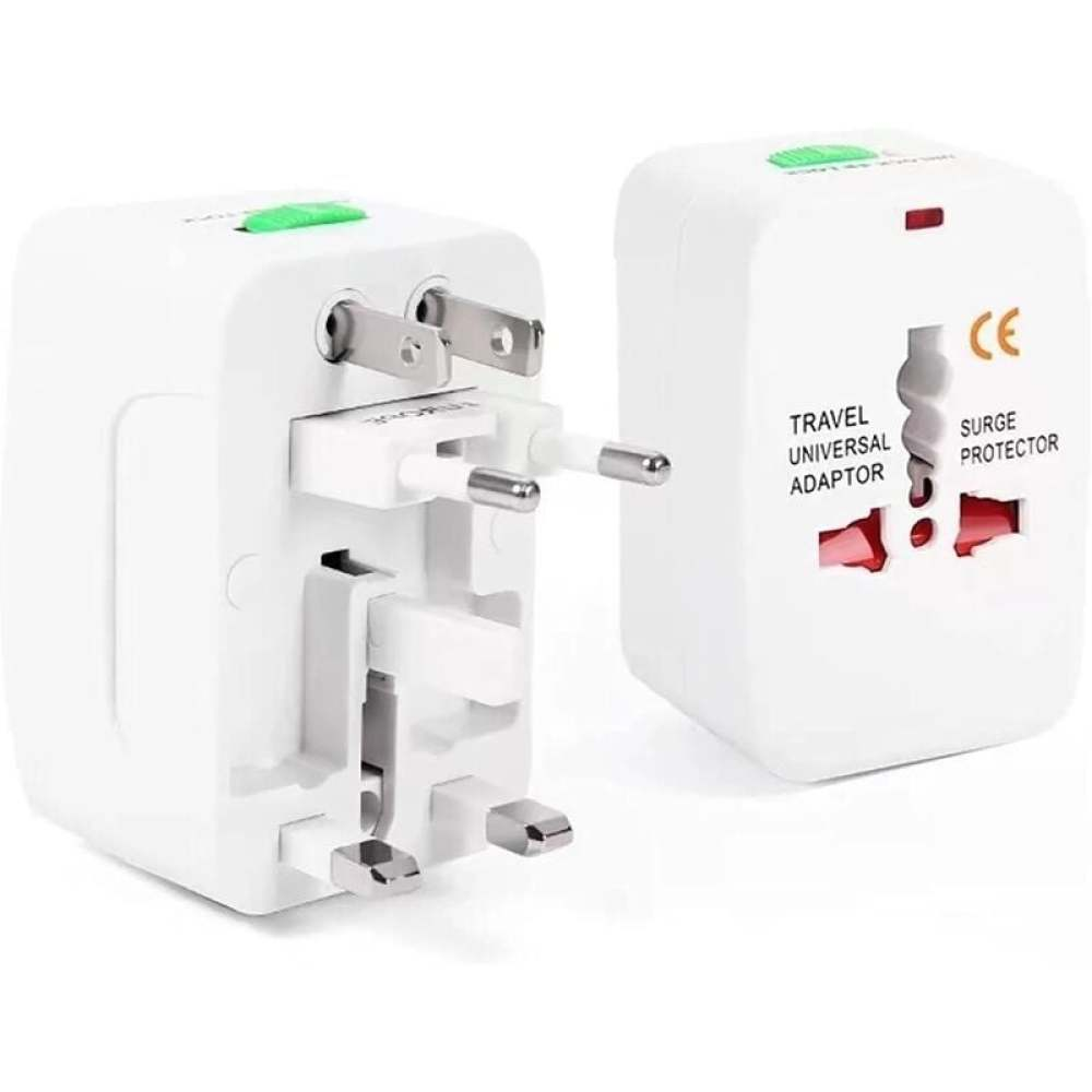 Zwei weiße Universal-Reiseadapter. Einer zeigt Steckerstifte, der andere die Aufschrift 'Travel Universal Adaptor' und 'Surge Protector'.