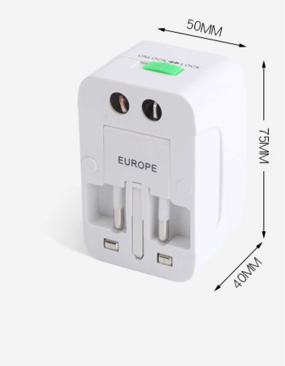 Weißer Reiseadapter mit Maßangaben. Er hat einen grünen Schalter und die Aufschrift 'EUROPE'. USB-Anschlüsse und Steckstifte sind sichtbar.