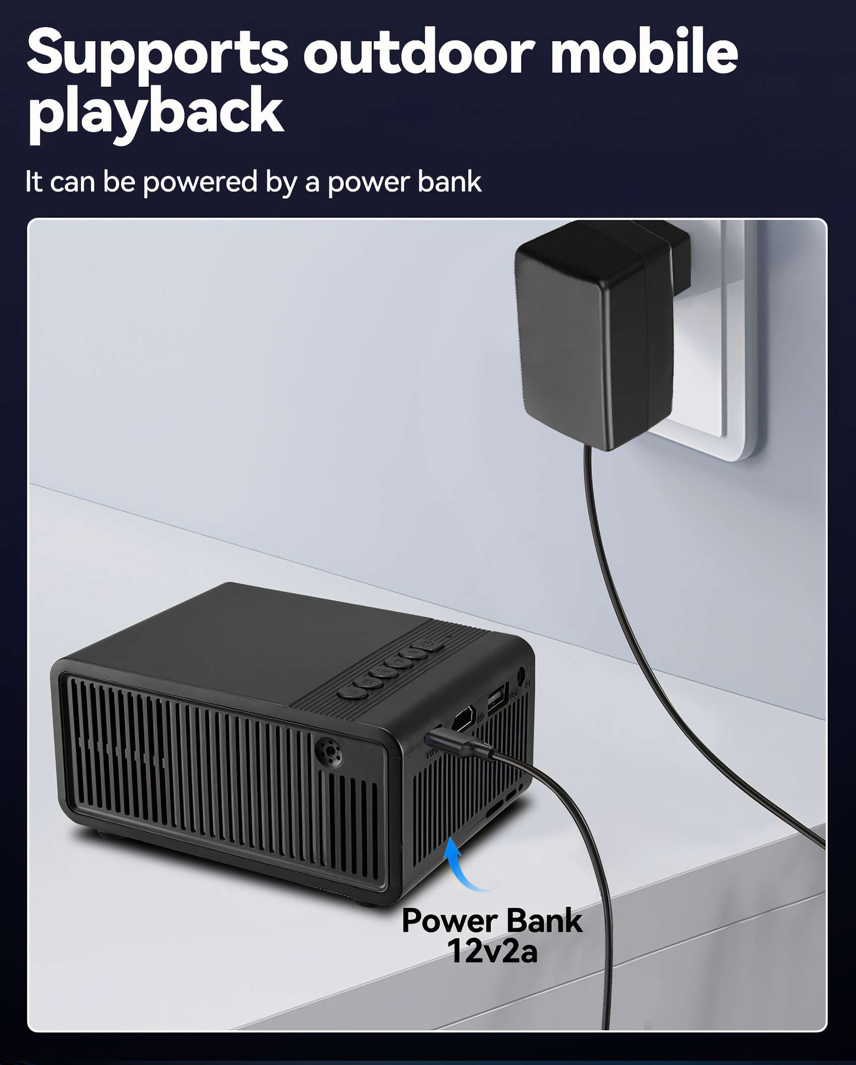 Schwarzer Projektor, der an eine Powerbank angeschlossen ist. Ein schwarzes Ladegerät ist an die Wand angeschlossen. Text sagt, es unterstützt die mobile Wiedergabe im Freien.