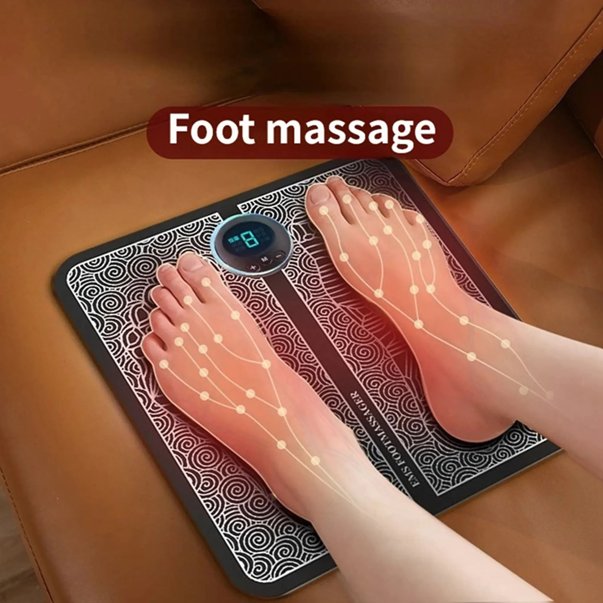 Fußmassagegerät mit Füßen. Elektronisches Fußmassagegerät mit Bildschirm, der die Zahl 8 anzeigt. Der Hintergrund ist braun.