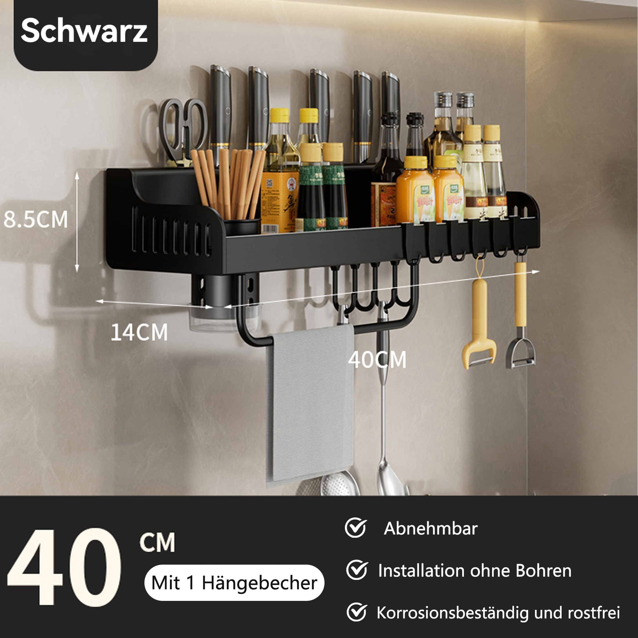 Ein schwarzes Küchenregal mit Messern, Utensilien und Flaschen. Ein Handtuch und eine Kelle hängen darunter. Abmessungen sind angezeigt.