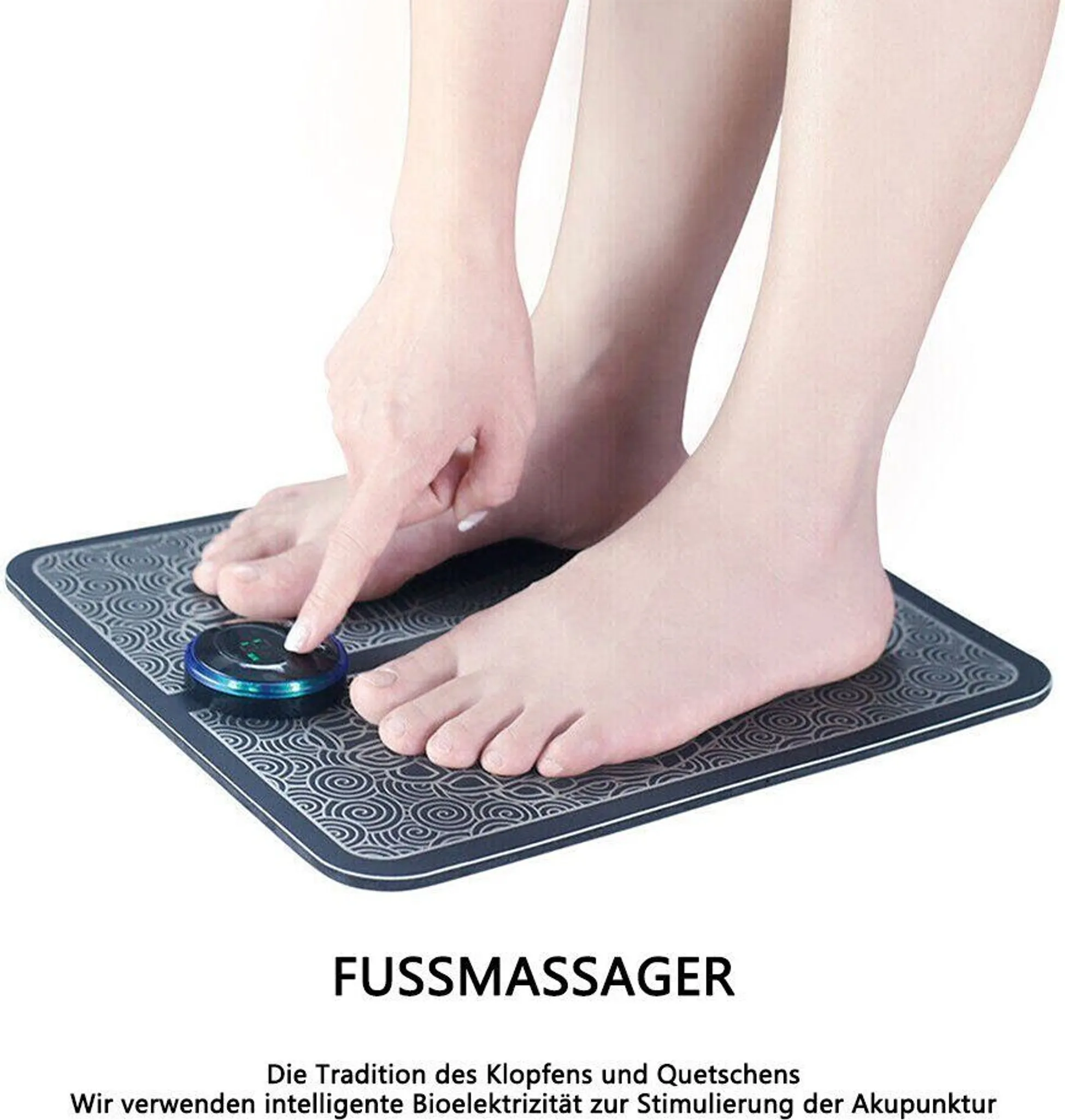 Füße auf einem Fußmassagegerät. Eine Hand drückt einen Knopf. Text unten: FUSSMASSAGER.