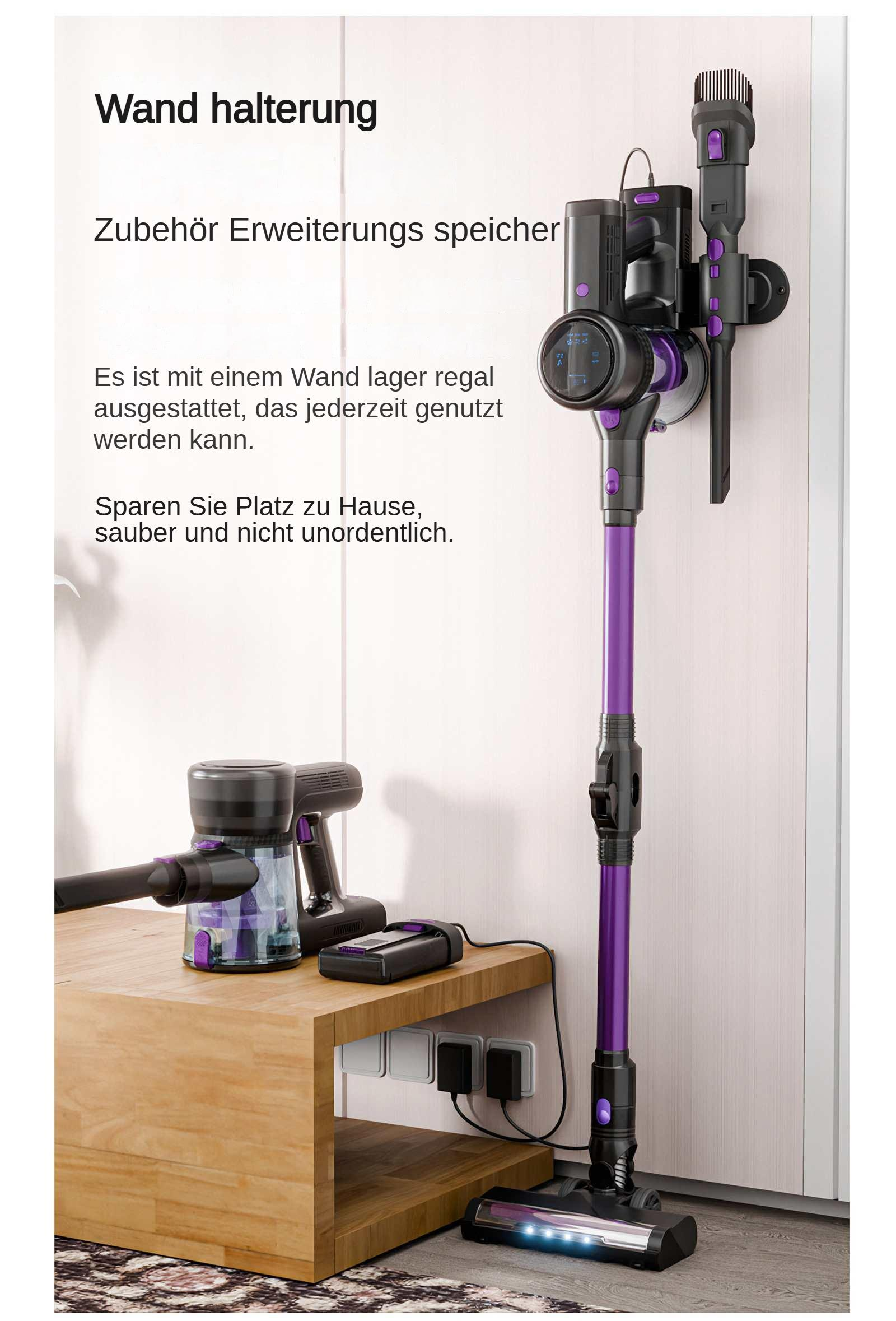 Ein schwarzer und lila Staubsauger ist an einer Wand montiert, mit Zubehör. Eine Ladestation und ein weiterer Staubsauger stehen auf einem Tisch.
