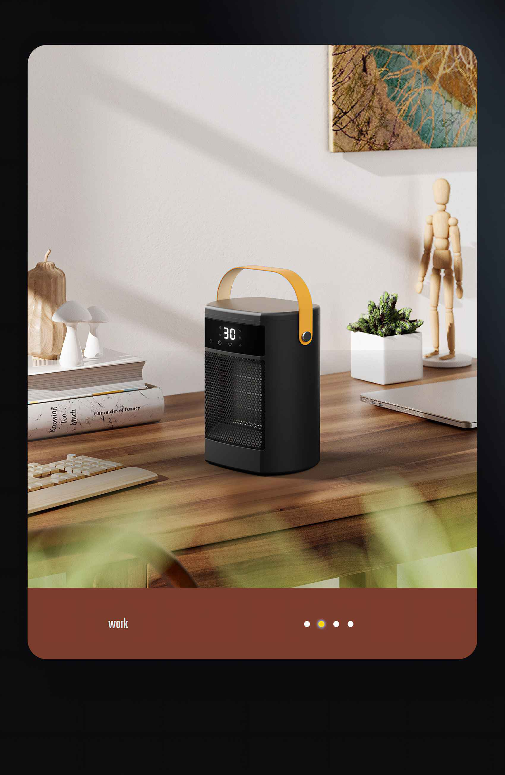 Ein schwarzer Heizlüfter mit orangefarbenem Griff steht auf einem Holztisch. Bücher, eine Tastatur und eine Pflanze sind ebenfalls sichtbar.