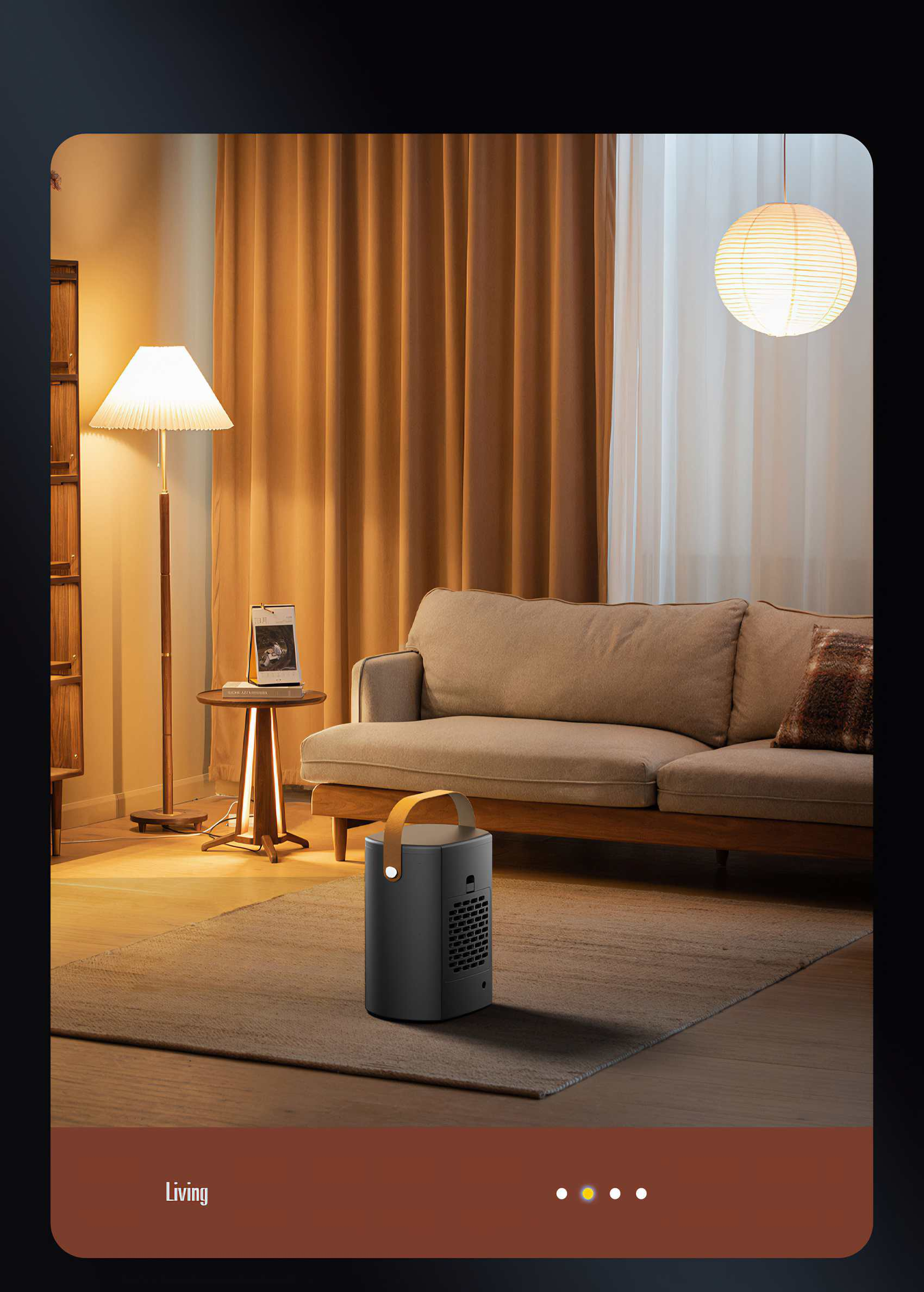 Ein Wohnzimmer mit Sofa, Vorhängen, Lampe und Luftreiniger. Die Szene ist gut beleuchtet und gemütlich.