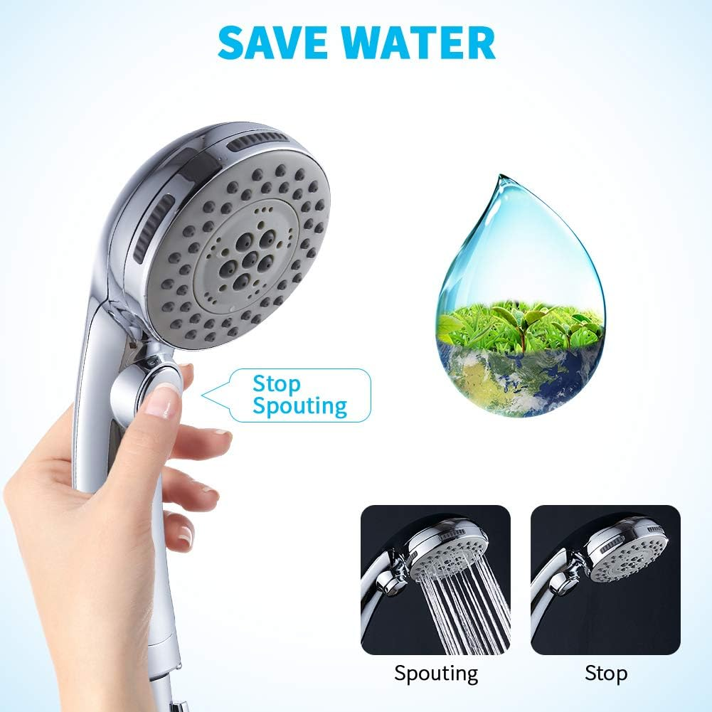 Eine Hand hält einen Duschkopf mit der Aufschrift 'Stop Spouting'. Ein Wassertropfen mit einem Land darin. Text sagt 'Wasser sparen'.