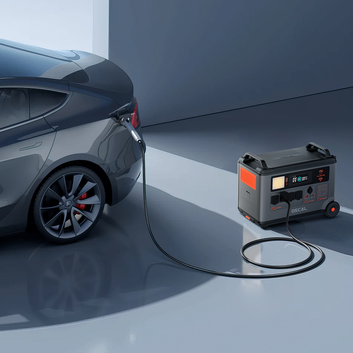 Ein graues Auto wird von einer tragbaren Powerstation aufgeladen. Die Powerstation ist grau und orange. Das Auto befindet sich in einer Garage.