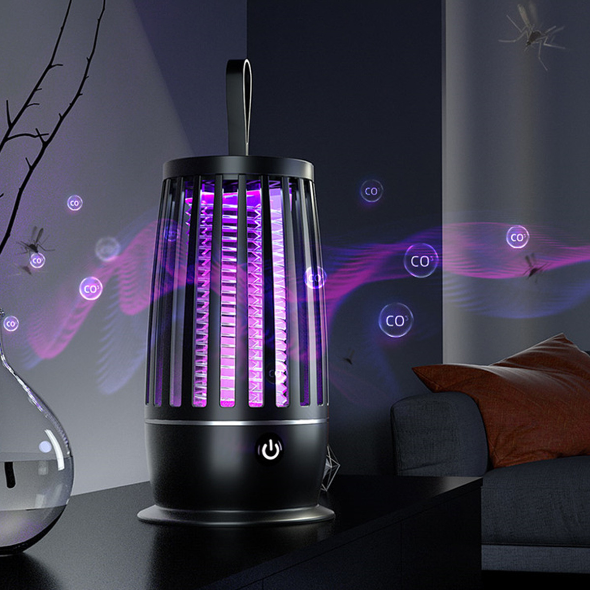 Eine schwarze Mückenfalle mit violettem Licht. Mücken und „CO“-Symbole schweben darum. Im Hintergrund sind eine Couch und eine Vase zu sehen.