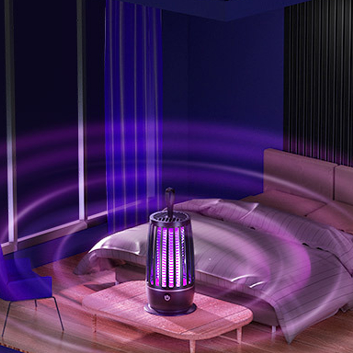 Ein schwarzer Mückentöter auf einem Tisch in einem Schlafzimmer. Violettes Licht strahlt von dem Gerät aus, und der Raum ist dunkelblau. Im Hintergrund befindet sich ein Bett.