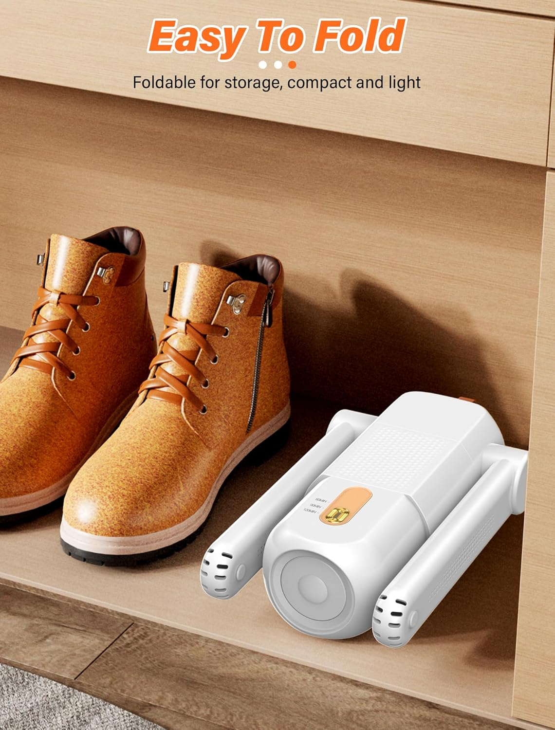 Zwei braune Stiefel neben einem weißen Schuhtrockner. Der Trockner hat ausziehbare Arme. Der Hintergrund sind Holzregale und ein Schrank.