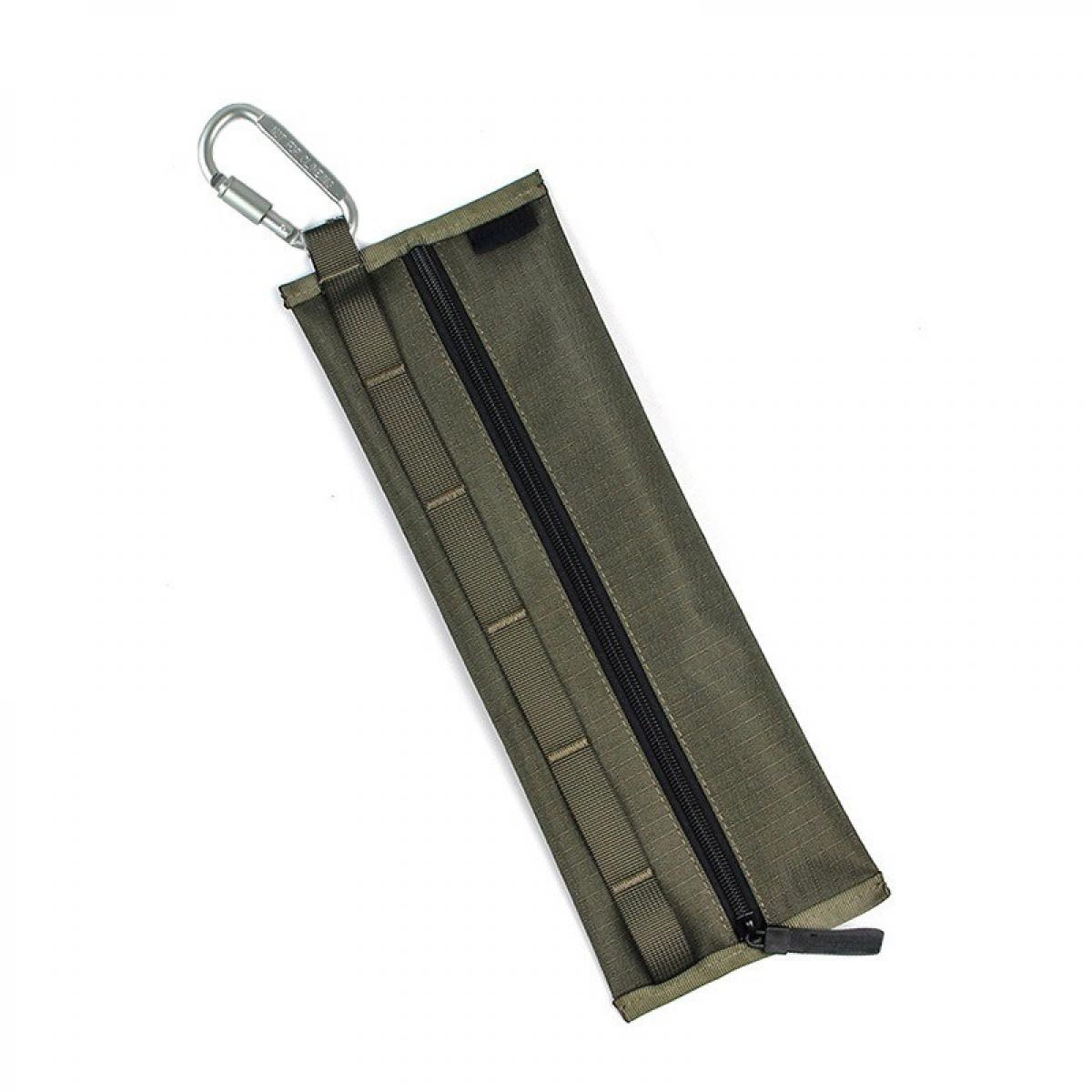 Eine olivgrüne Tasche mit schwarzem Reißverschluss und silbernem Karabinerhaken. Es ist auf weißem Hintergrund.