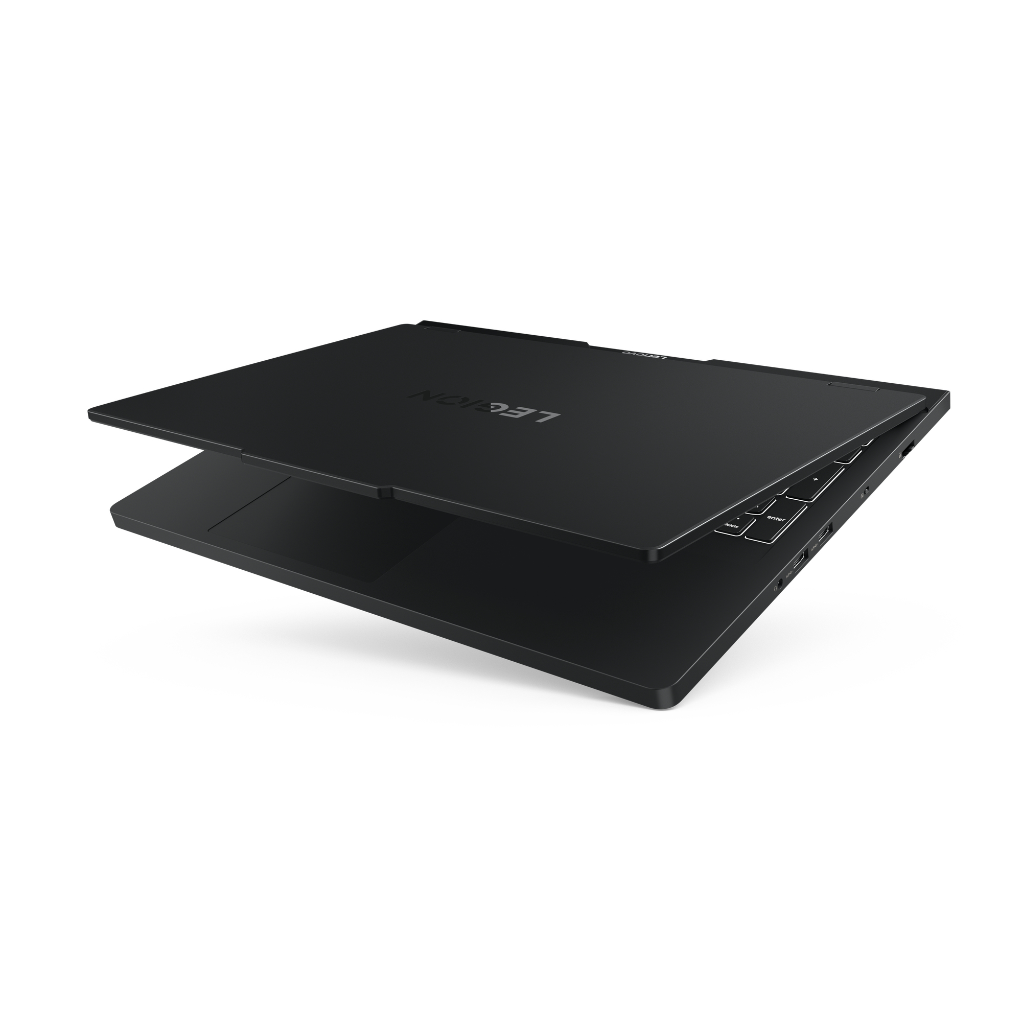 Portátil Lenovo Legion negro, ligeramente abierto, con el teclado visible. El logotipo de Legion está en la tapa.