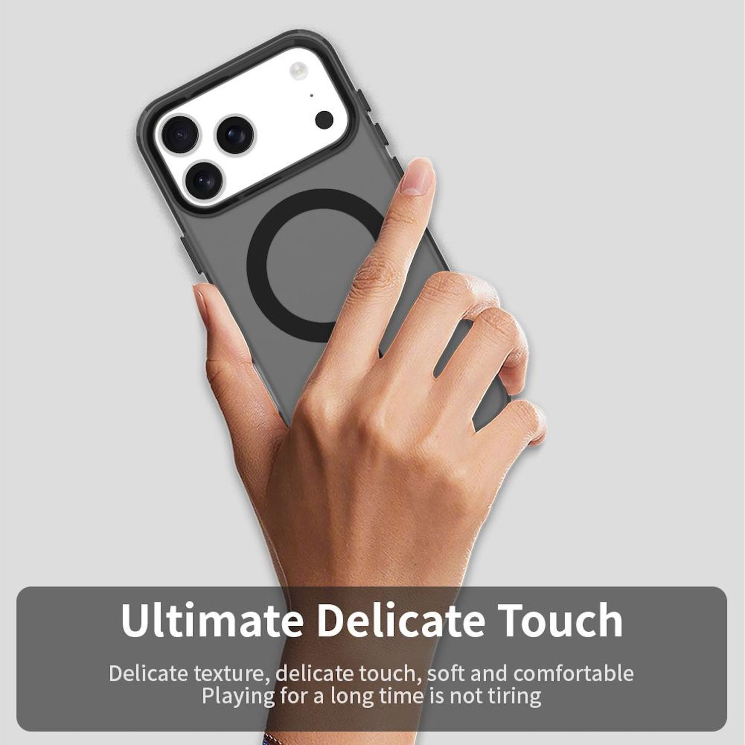 Eine Hand hält ein Telefon mit einer Hülle. Das Telefon hat eine schwarze Kameraleiste, und die Hülle hat einen MagSafe-Ring.