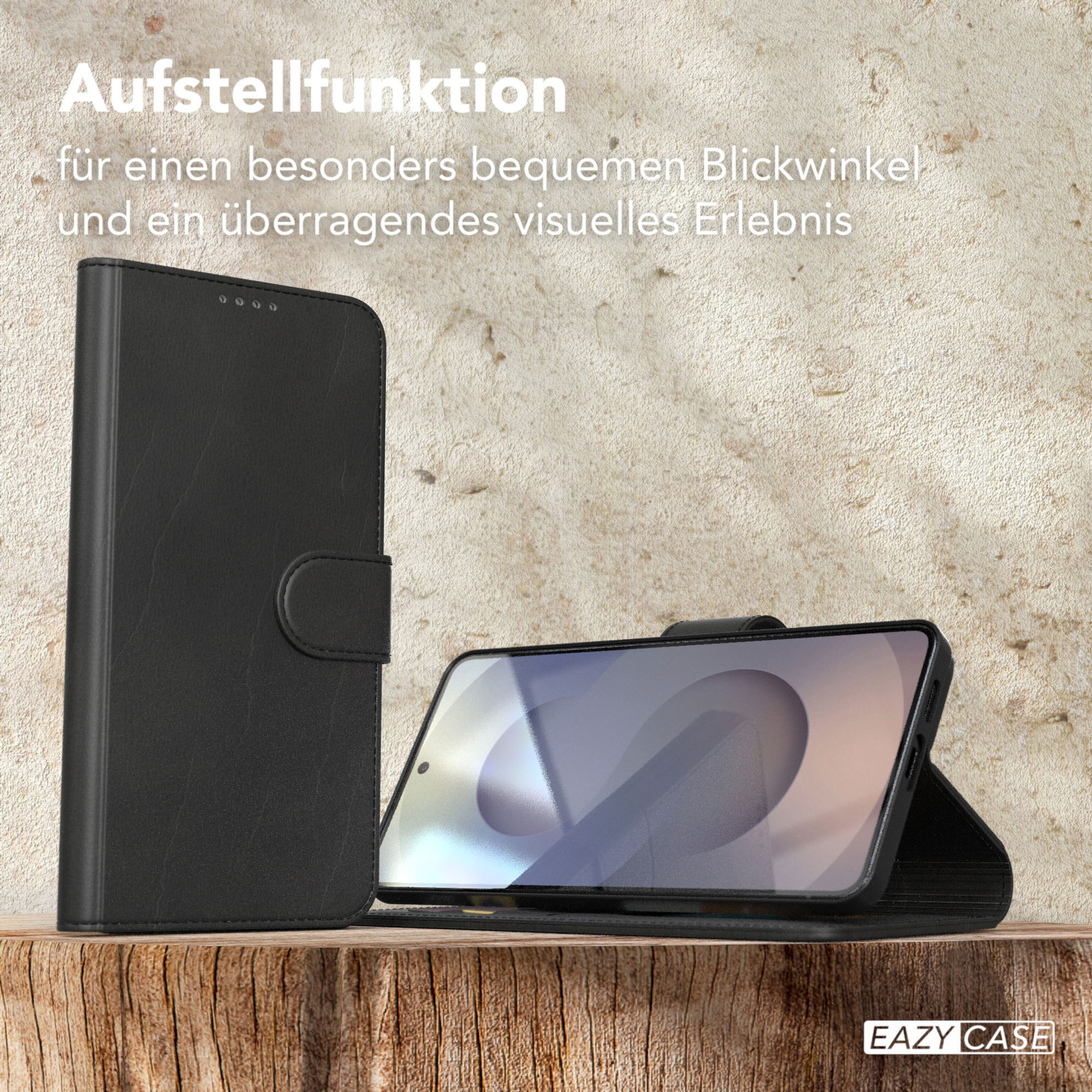 Eine schwarze Handyhülle stützt ein Telefon auf einer Holzoberfläche. Der Hintergrund ist eine strukturierte Wand. Die Hülle ist EAZY CASE.