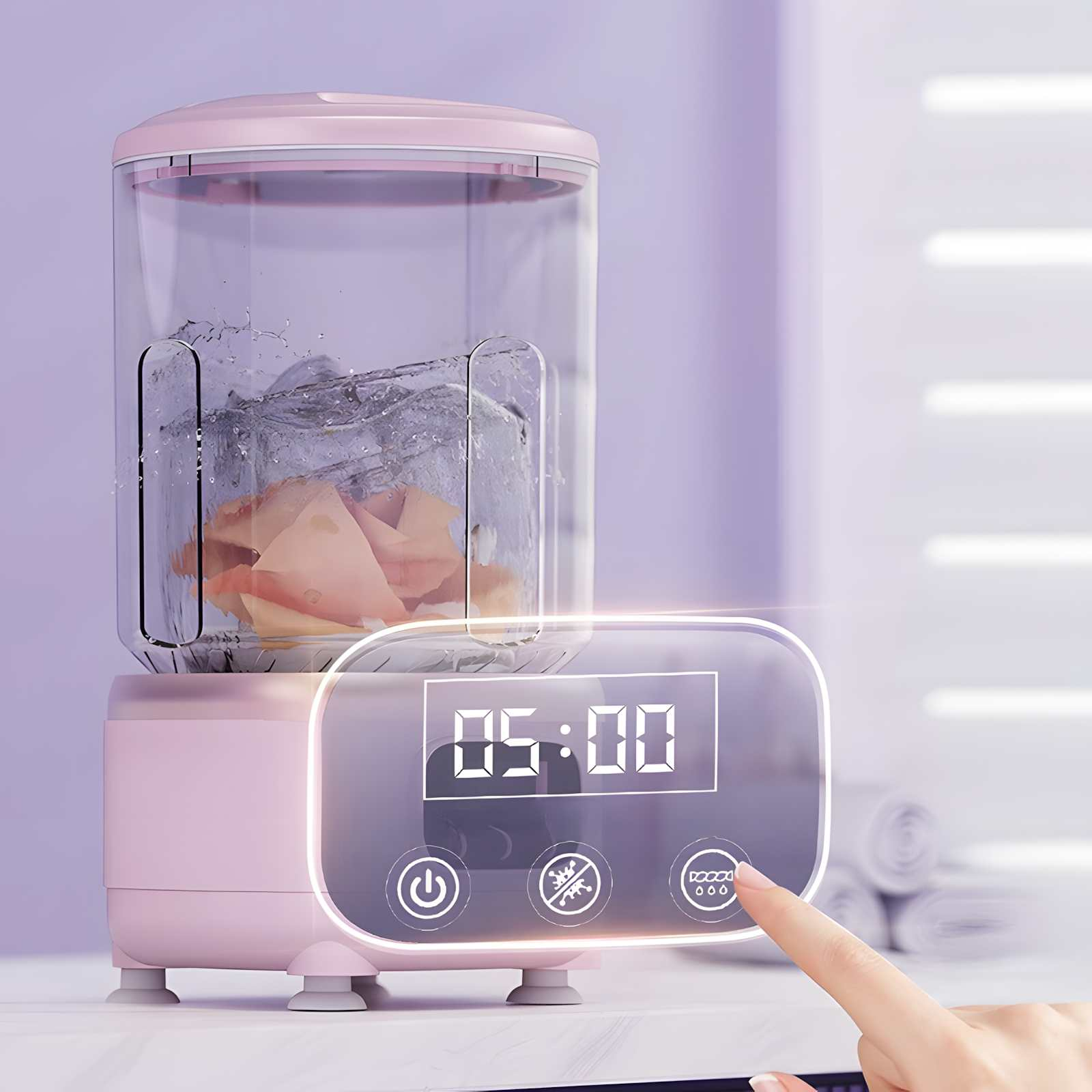 Ein rosa Mixer mit einem transparenten Behälter, gefüllt mit Obst und Eis. Eine Hand drückt eine Taste auf dem Digitaldisplay.