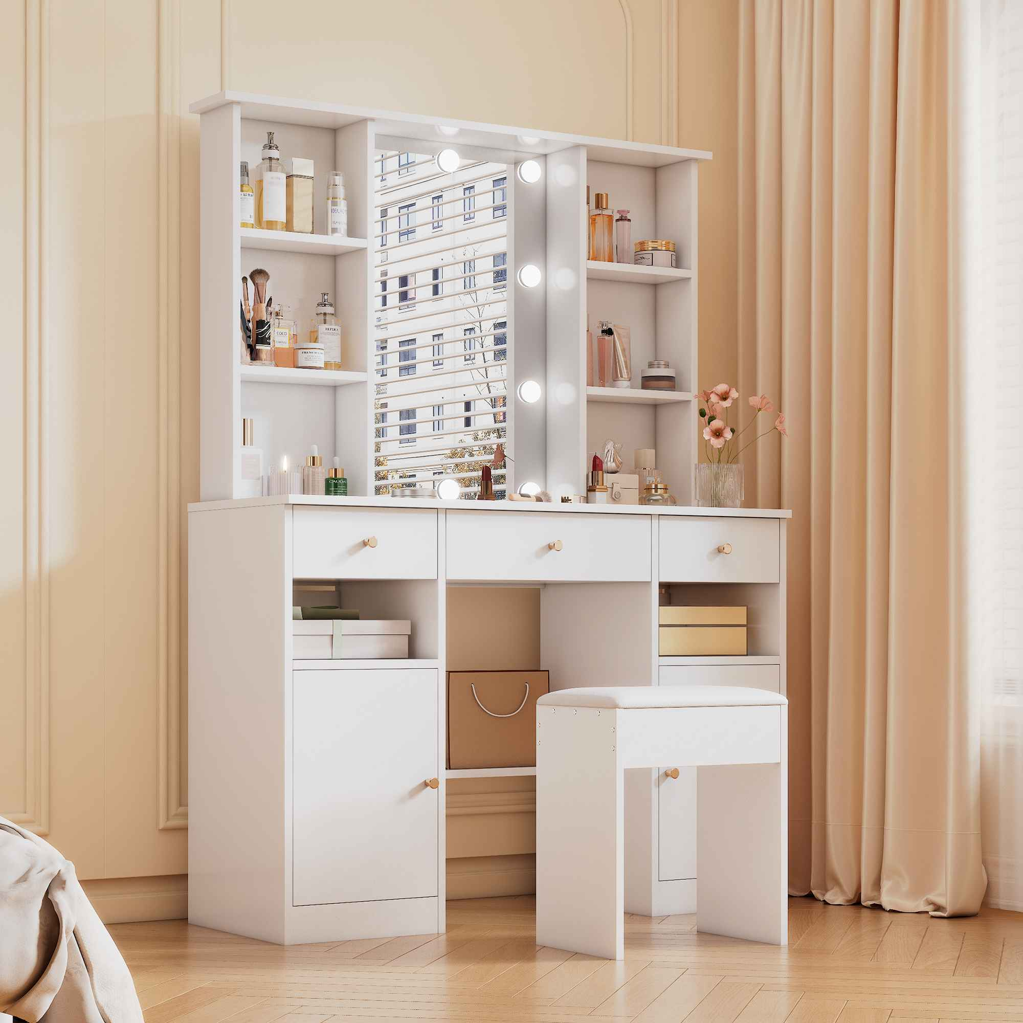 Weißer Schminktisch mit Spiegel und Lichtern, Regale mit Schönheitsprodukten, Hocker und beigefarbene Vorhänge. Rechts ist ein Fenster.