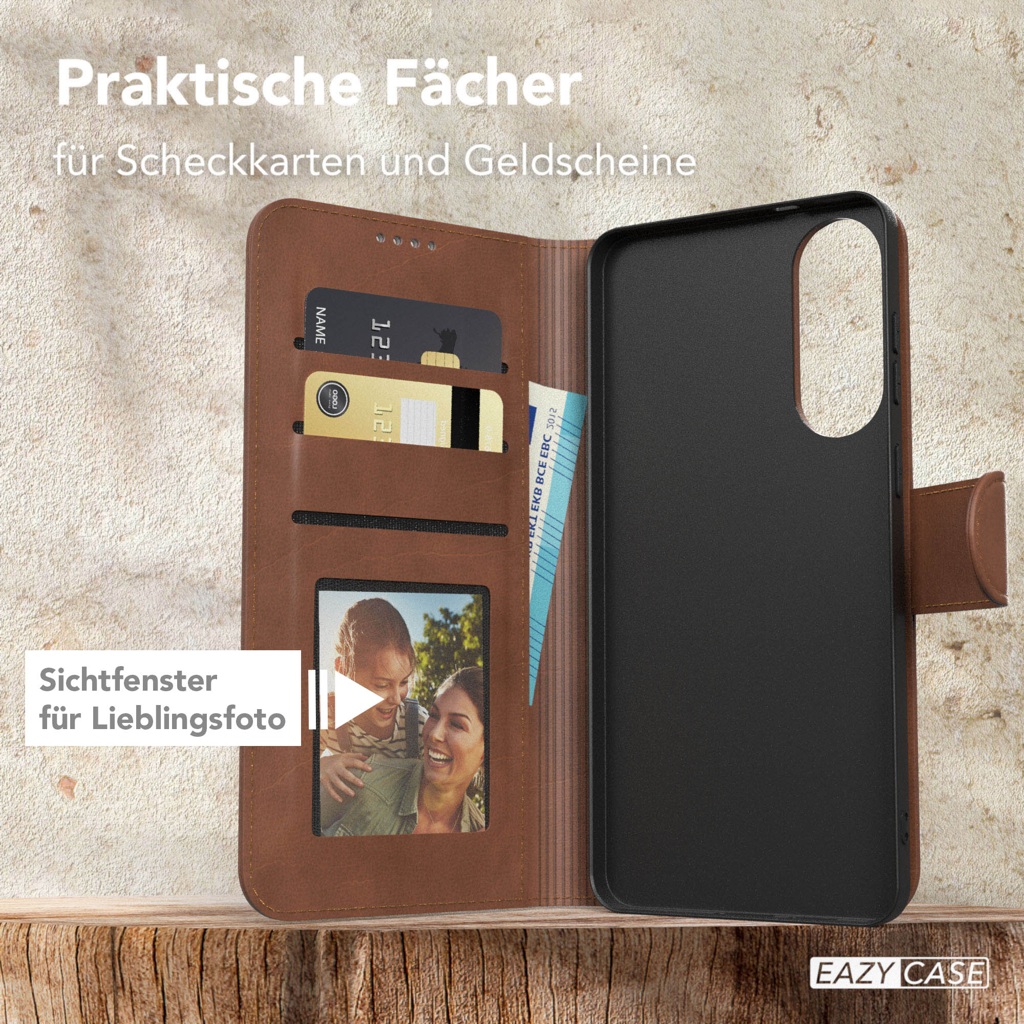 Eine braune, brieftaschenartige Handyhülle mit Kartenfächern, einem Fotofenster und einer Telefonhalterung. Sie steht auf einer Holzoberfläche.