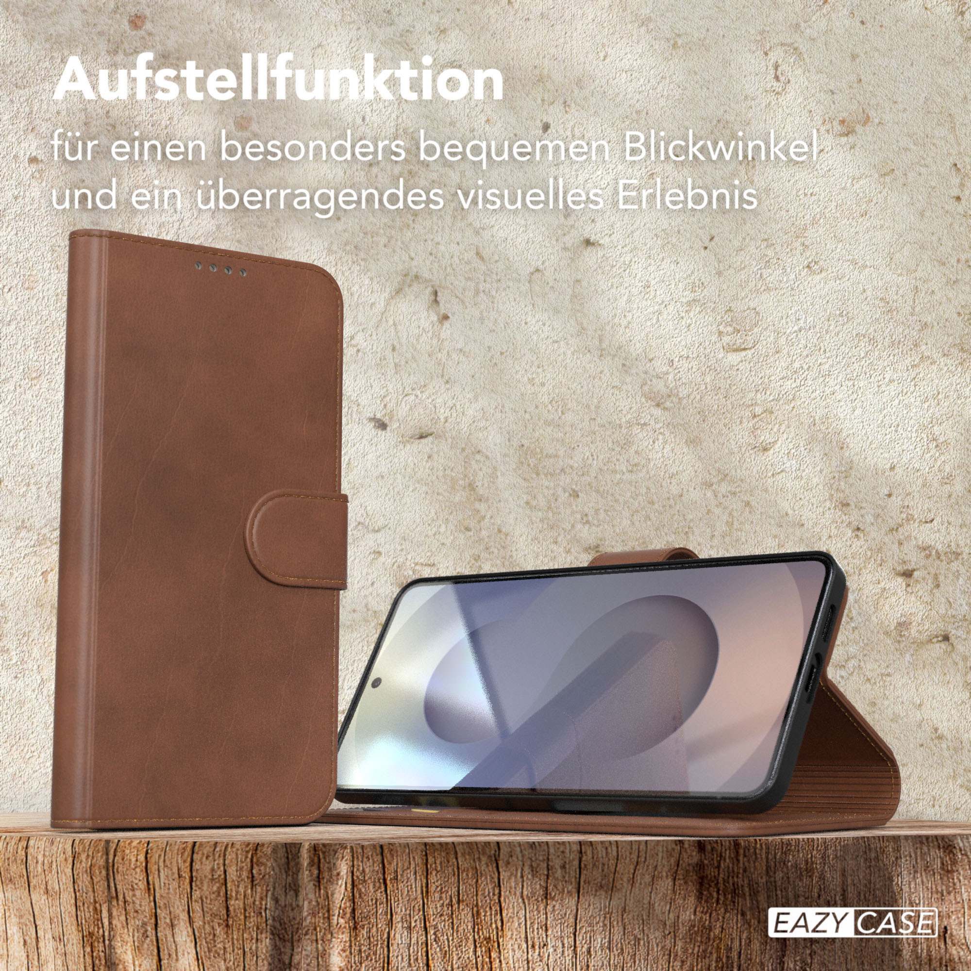 Eine braune Handyhülle, geöffnet mit einem Telefon darin. Der Hintergrund ist eine strukturierte Wand. Darunter eine Holzoberfläche.