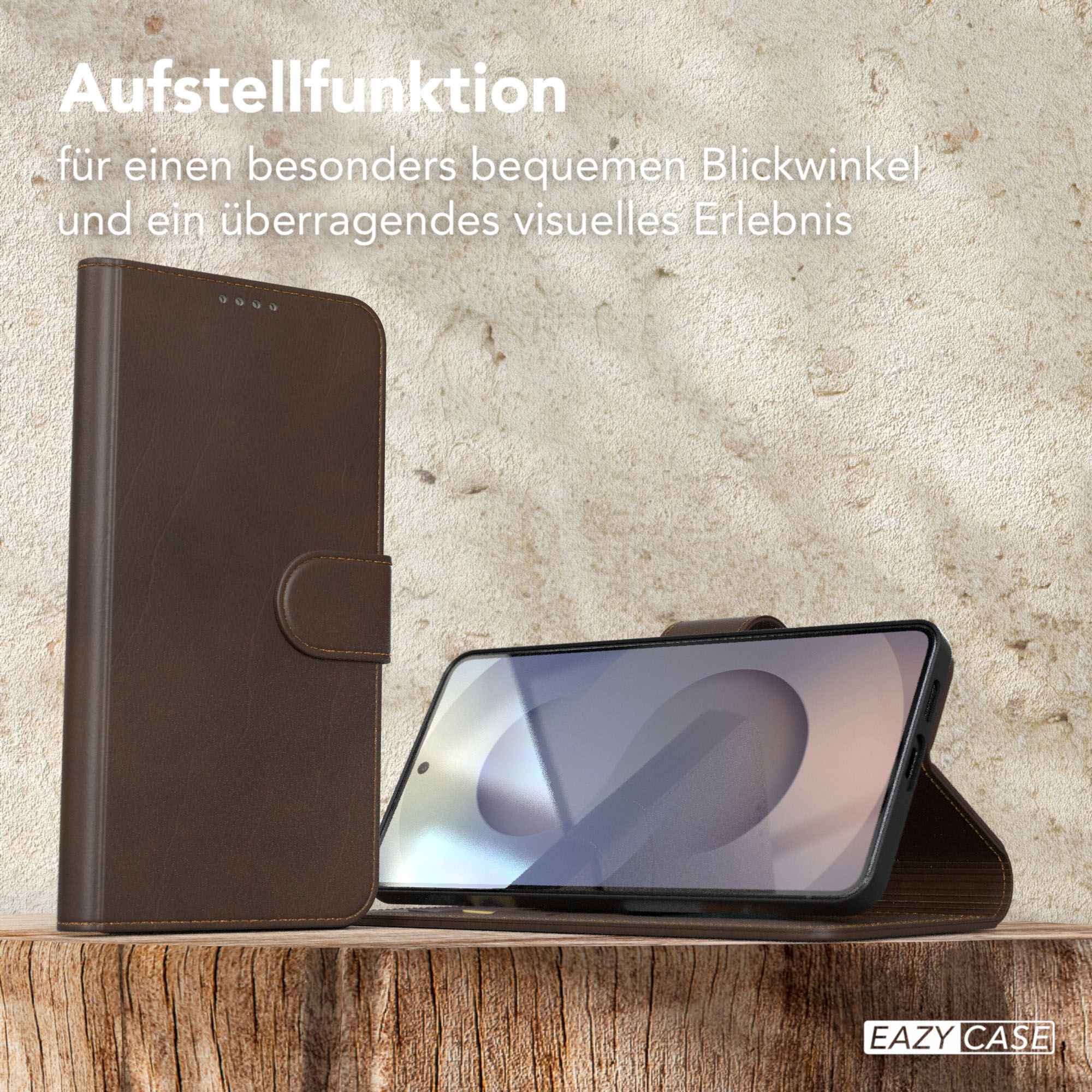 Braune Leder-Handyhülle mit Telefon darin, auf Holzoberfläche stehend, beiger strukturierter Hintergrund, eine genutzte Handyhülle.