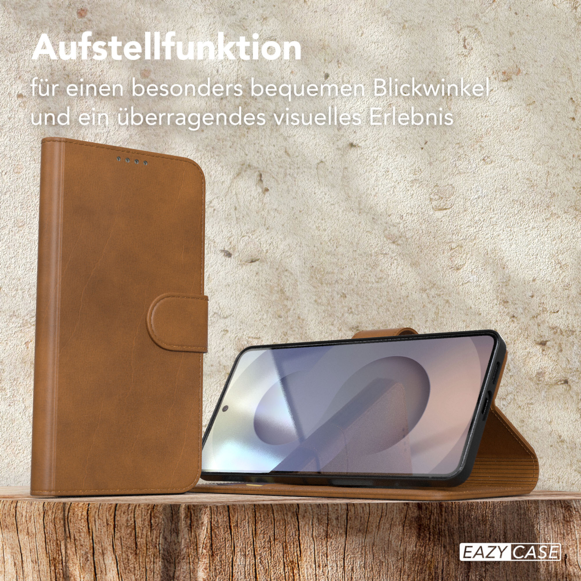 Braune Handyhülle auf Holz, mit Handy darin. Hintergrund ist eine strukturierte Wand.