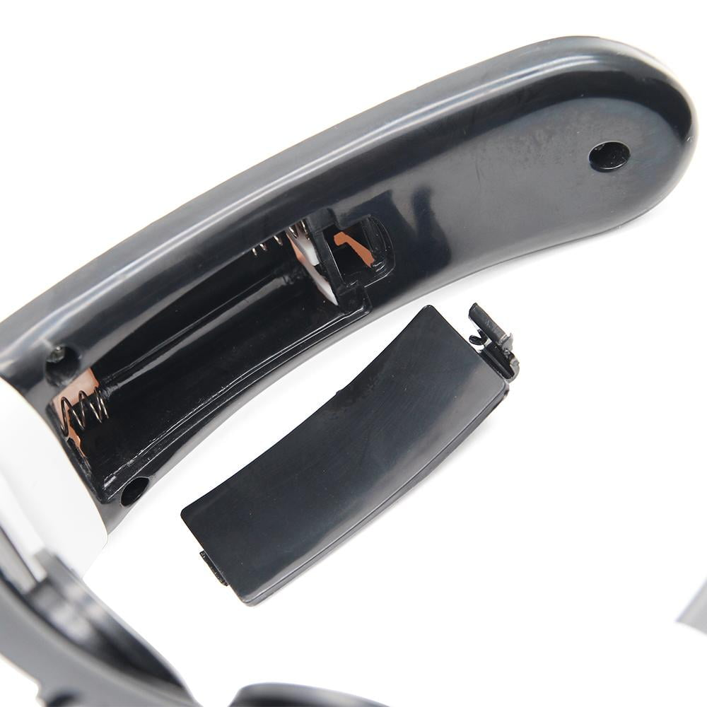 Schwarzes Plastikgerät mit offenem Batteriefach. Eine abgenommene Abdeckung liegt daneben. Weißer Hintergrund.