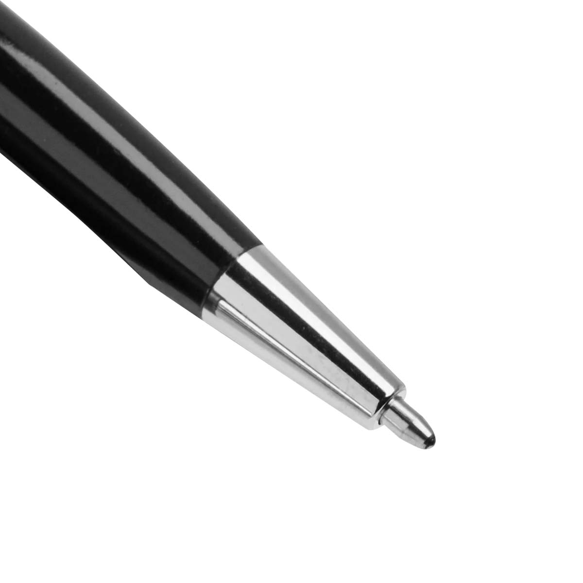 Primer plano de un bolígrafo negro con punta plateada. El bolígrafo está inclinado sobre un fondo blanco.