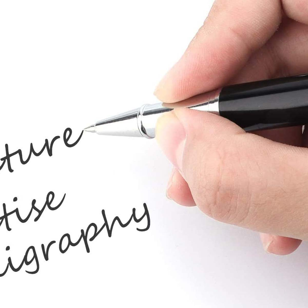 Una mano sosteniendo un bolígrafo que escribe en una superficie blanca. El bolígrafo escribe las palabras 'ture, tise, and igraphy'.