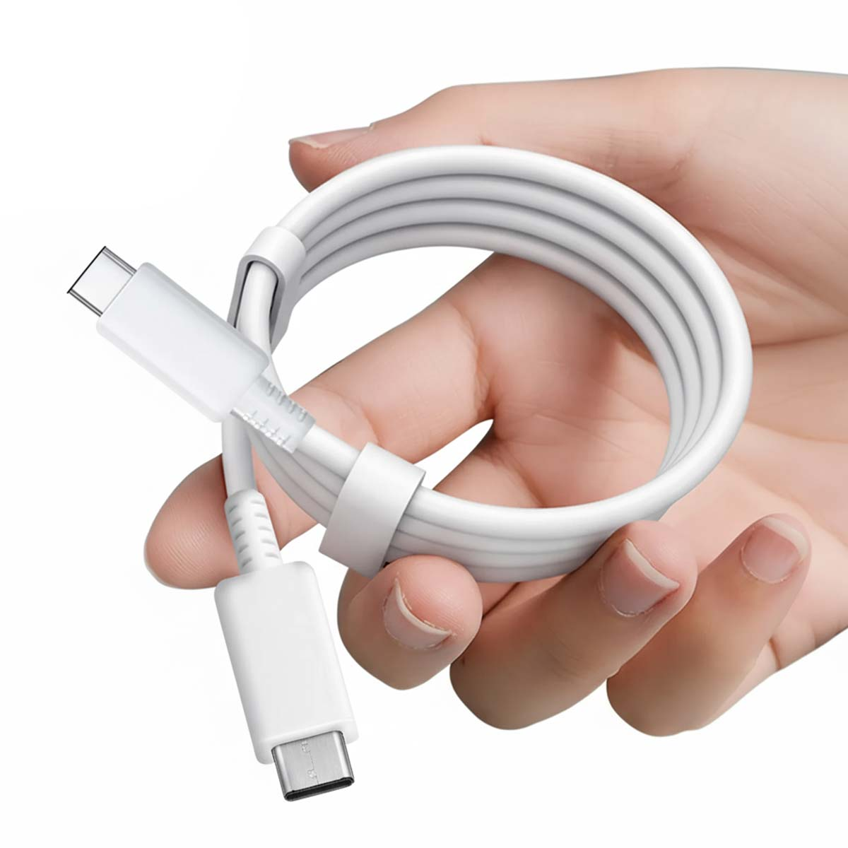 Un cavo USB-C bianco è tenuto in mano. Il cavo è arrotolato, mostrando i connettori. Lo sfondo è bianco.