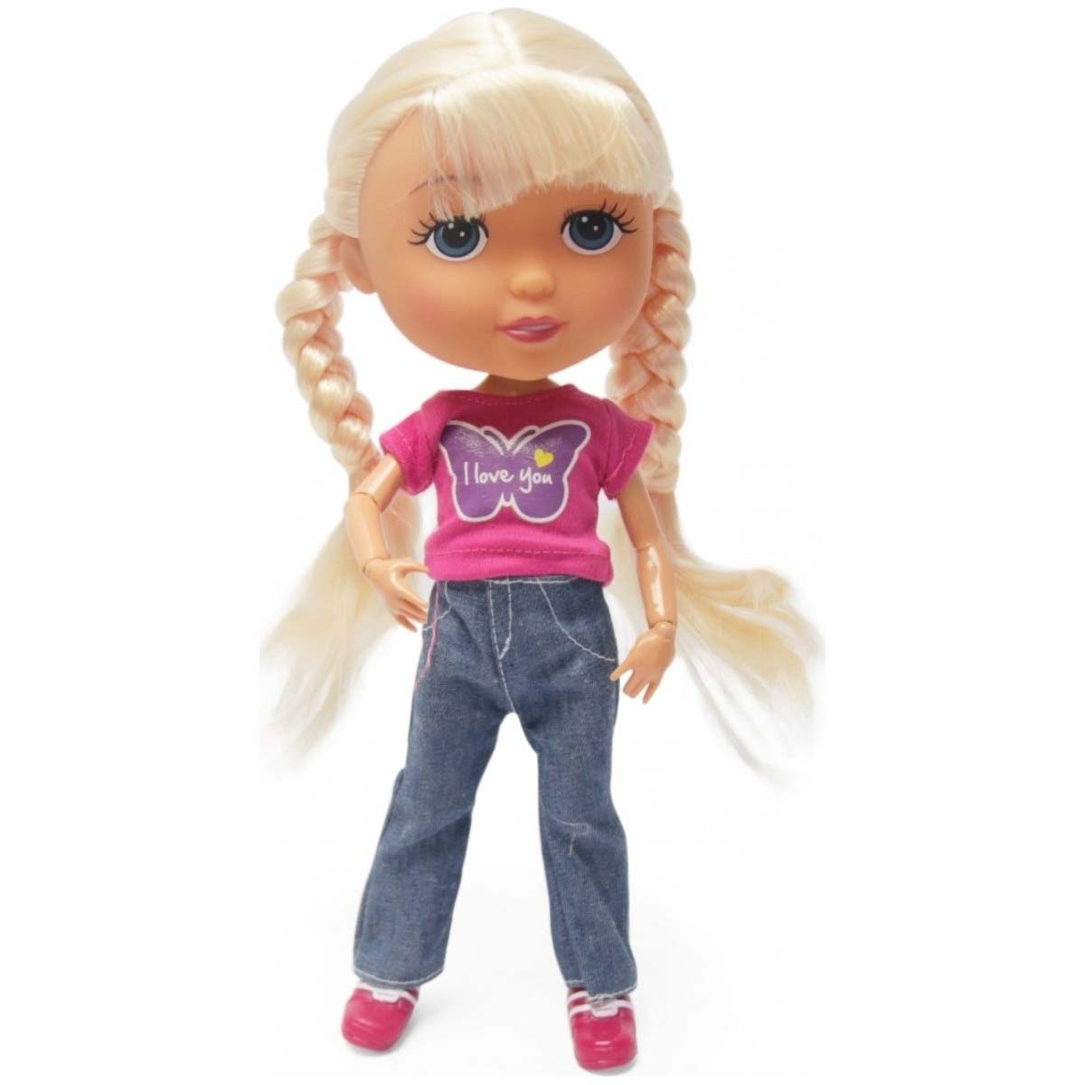 Puppe mit blonden Zöpfen, rosa Shirt mit Schmetterling, blauer Jeans und rosa Schuhen. Der Hintergrund ist weiß.