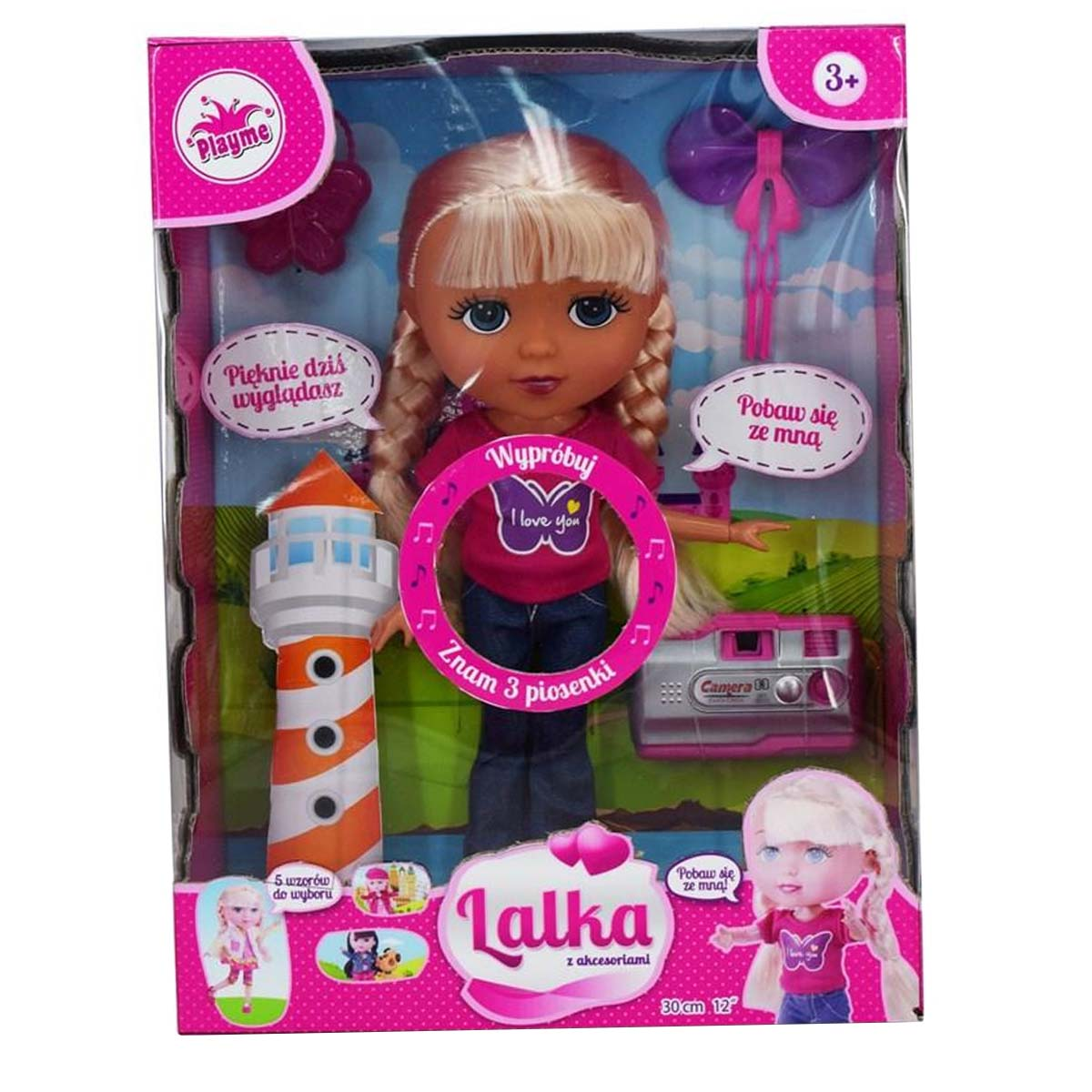 Eine Puppe in einer Box mit einem Leuchtturm-Spielzeug und einem Kamera-Spielzeug. Die Puppe hat blondes Haar und trägt ein pinkes Hemd und Jeans.