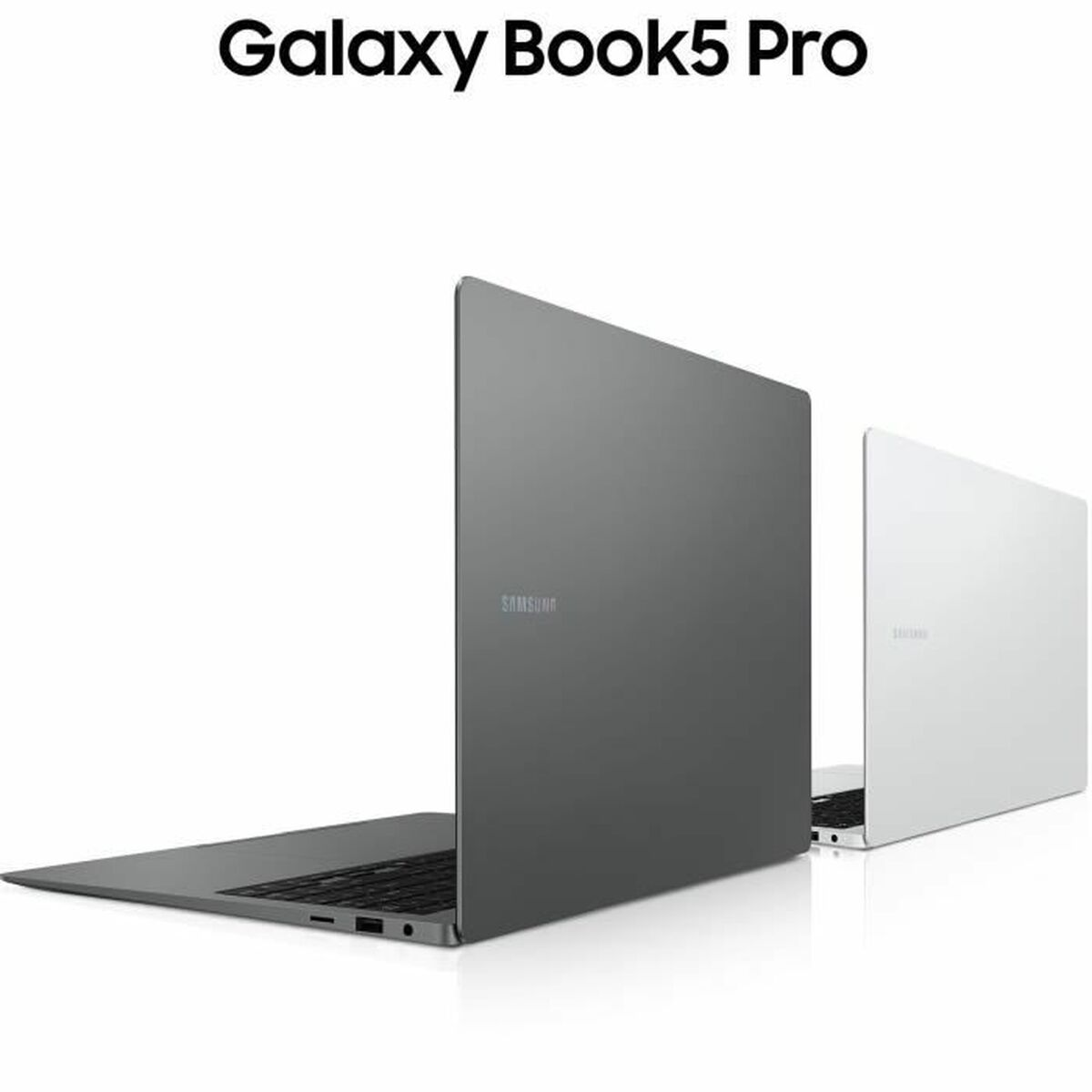 Dwa laptopy, Galaxy Book5 Pro, szare i białe, na białym tle. Szary laptop jest na pierwszym planie.