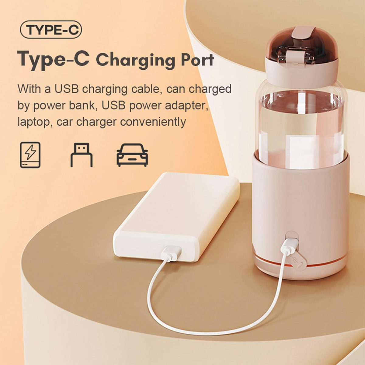 Eine rosa-klare Wasserflasche mit Typ-C-Ladeanschluss ist an eine Powerbank angeschlossen. Der Hintergrund ist hellbraun.