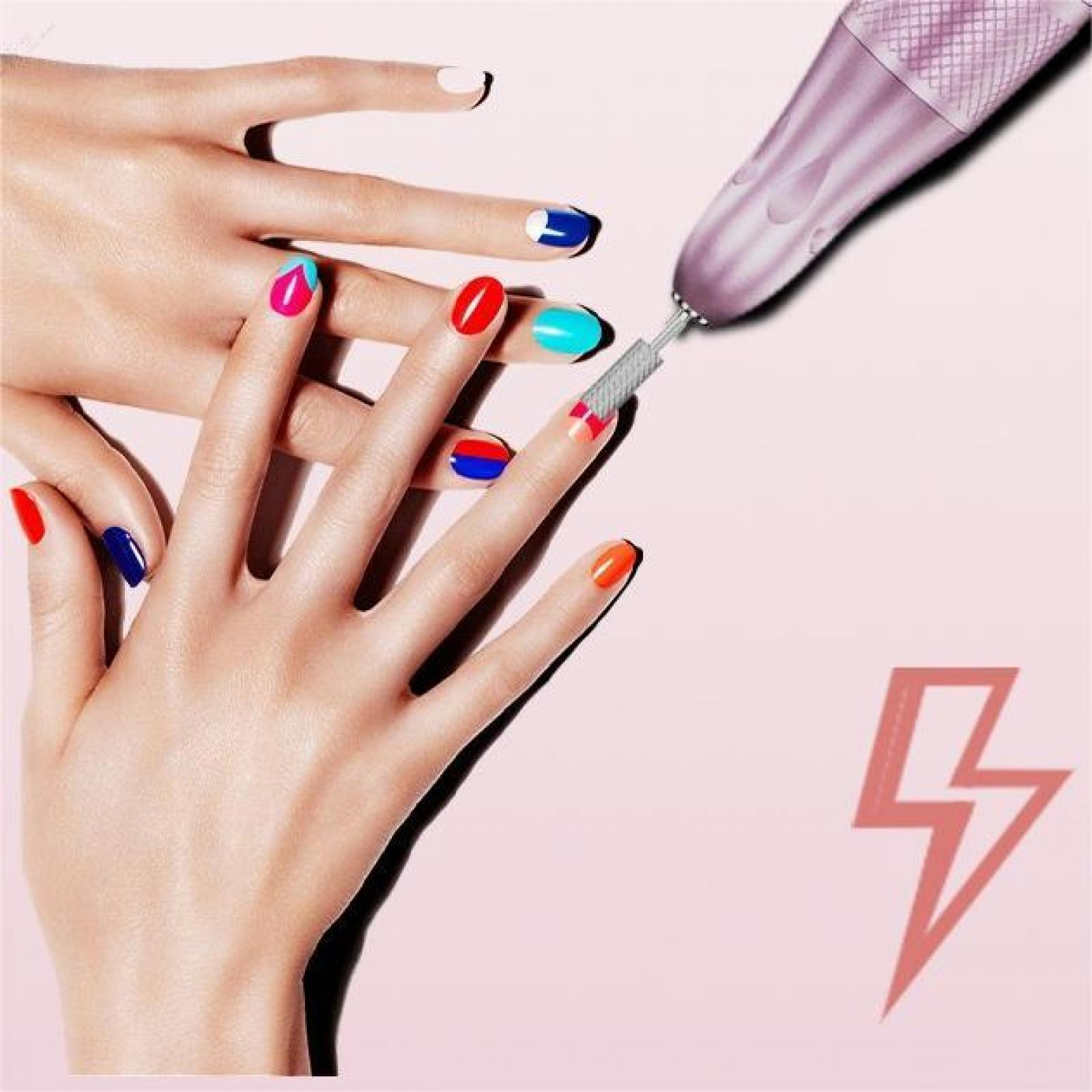 Hände mit farbenfrohem Nagellack, die eine Maniküre mit einer rosa elektrischen Nagelfeile erhalten. Rosa Hintergrund und Blitz.