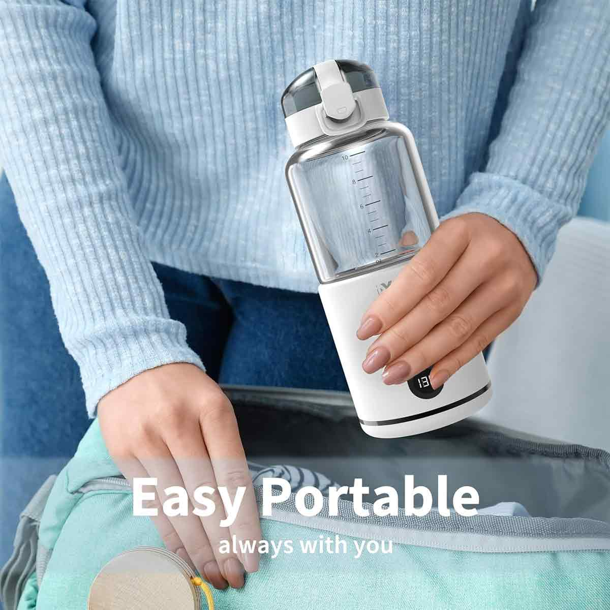 Eine Person hält einen tragbaren Mixer in Weiß und Klar. Die Person trägt einen blauen Pullover. Text auf dem Bild lautet 'Easy Portable'.