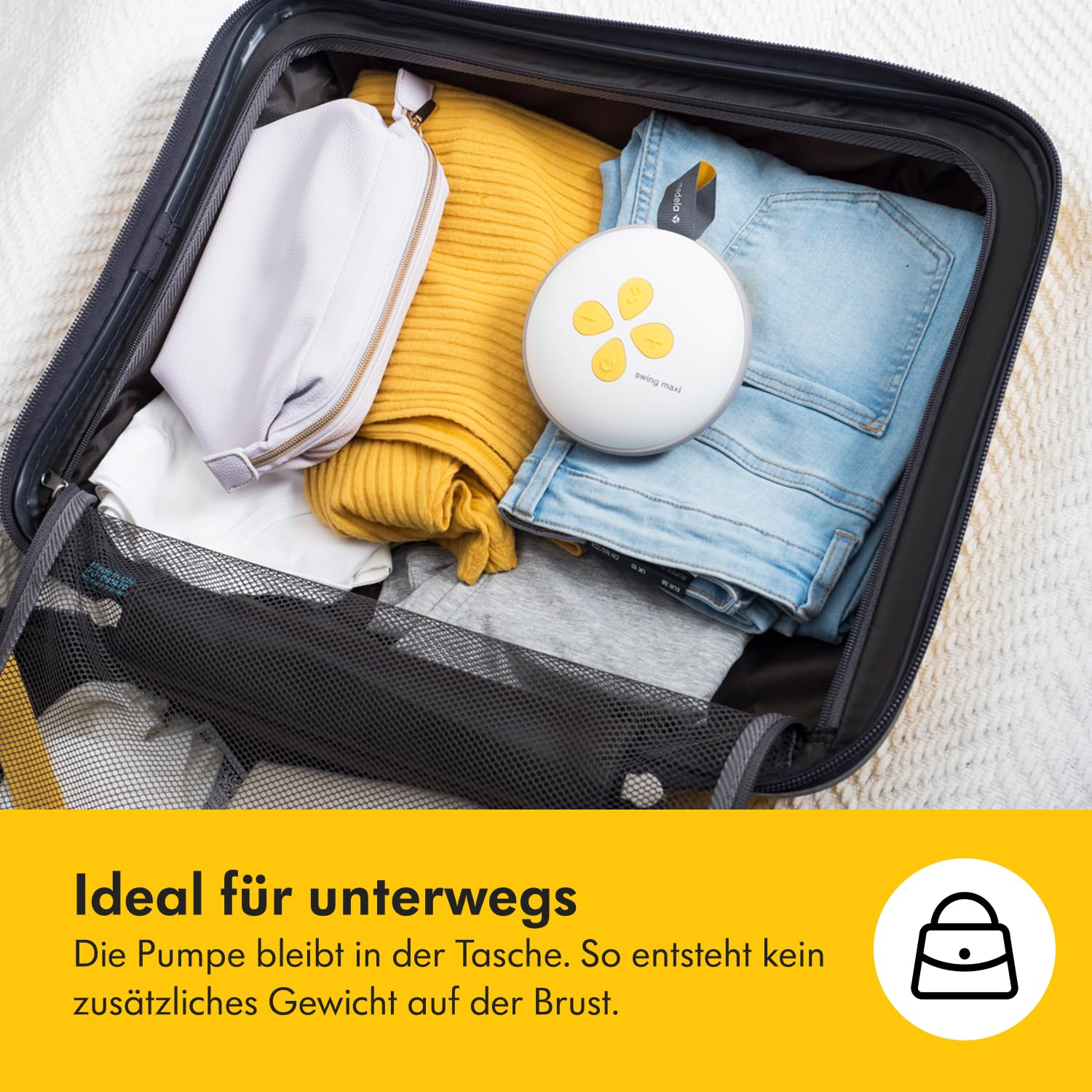 Offener Koffer mit Kleidung, einer weißen Brustpumpe und einer Tasche. Text: Ideal für unterwegs. Die Pumpe bleibt in der Tasche.