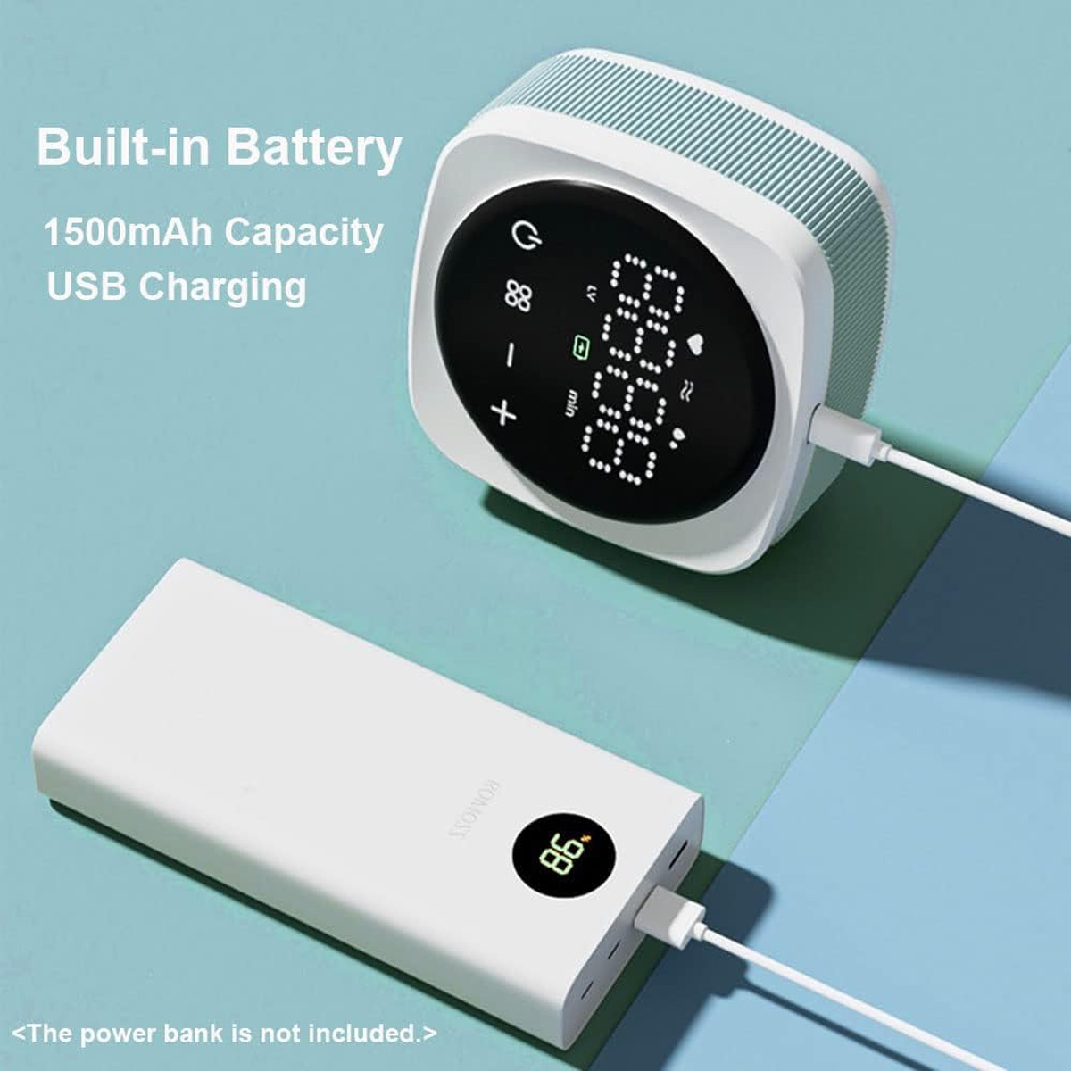 Elektrische Brustpumpe und Powerbank, verbunden durch ein weißes Kabel, auf blauem Untergrund.