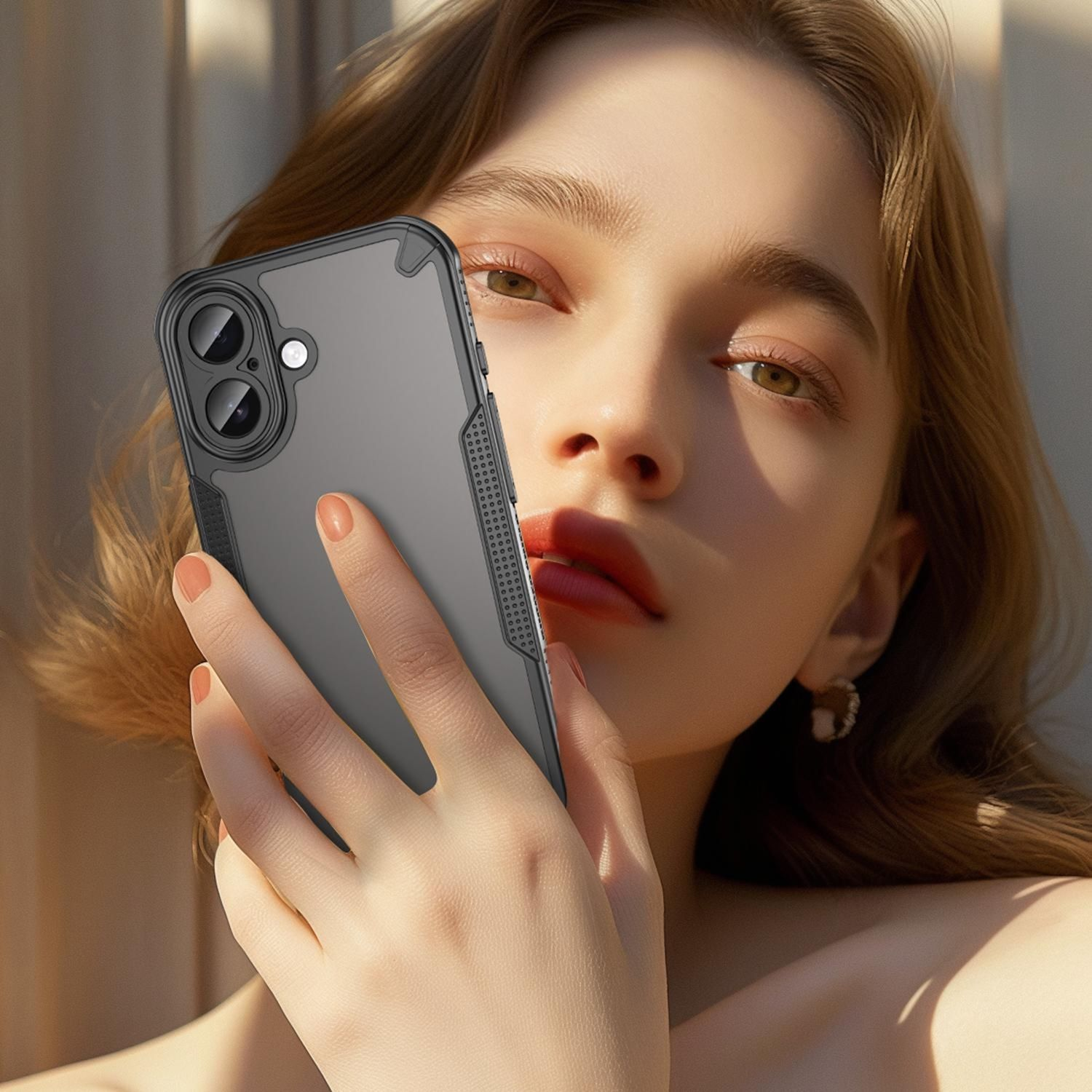 Una mujer sostiene una funda de teléfono. Tiene piel clara, cabello castaño y lápiz labial rojo. La funda es negra y gris.