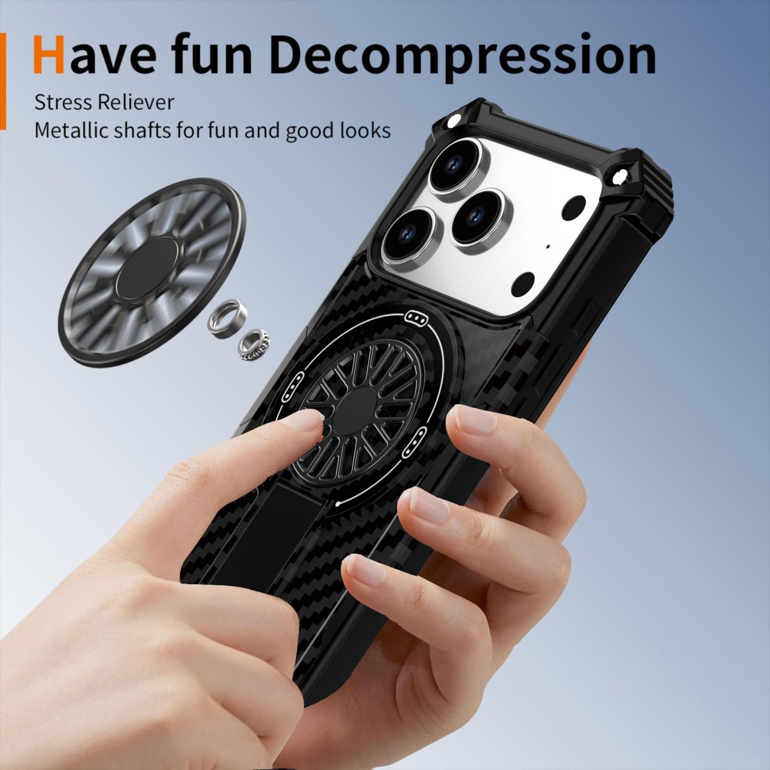 Eine Hand hält eine schwarze Handyhülle mit einem Spinner. Die Hülle hat ein Karbonfasermuster und einen Ständer. Ein Spinner dreht sich.