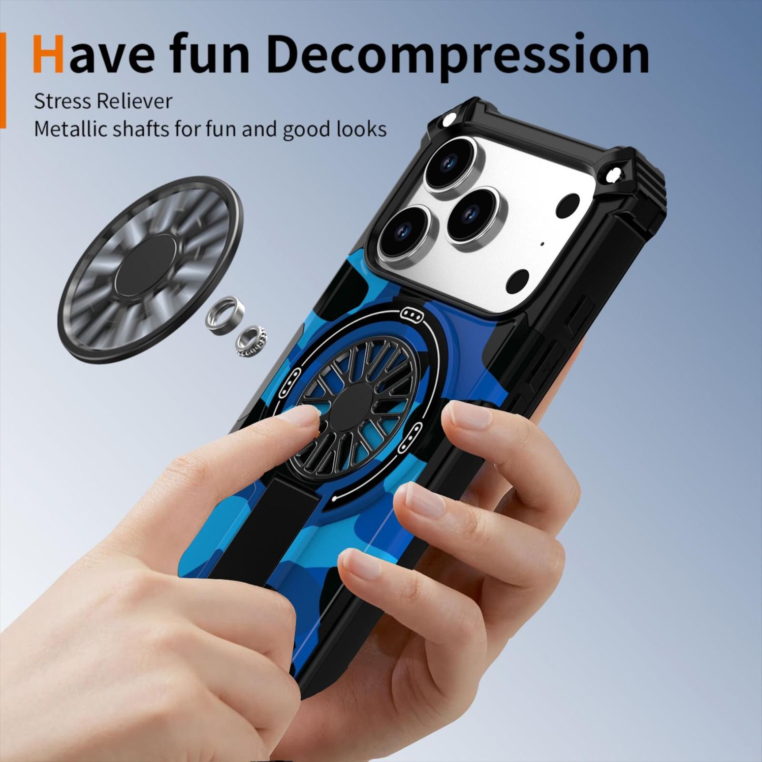 Eine Hand hält eine Handyhülle mit einem Fidget Spinner. Die Hülle hat blaue Tarnung. Ein Spinner ist abgenommen.