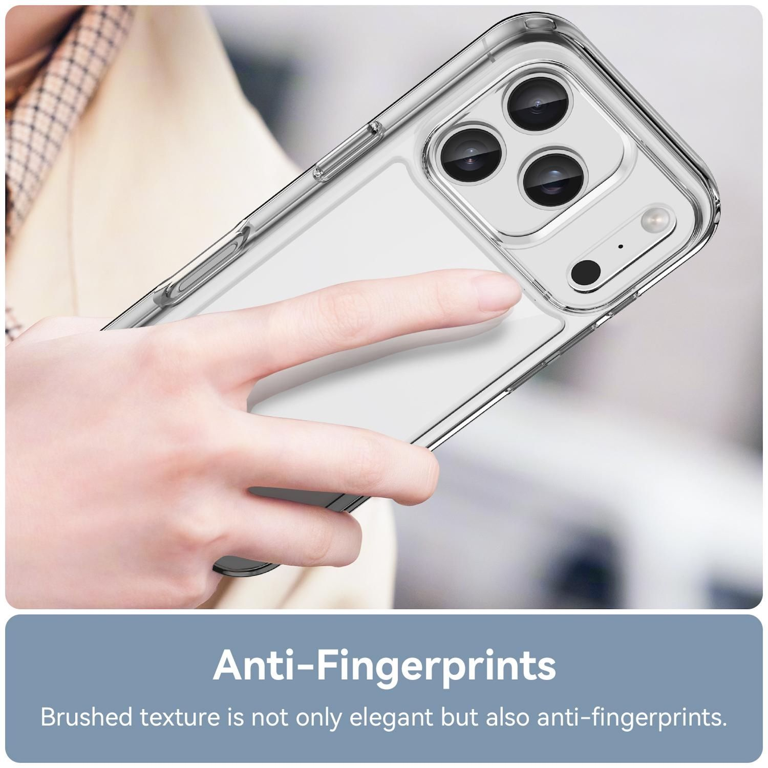 Eine Hand hält eine transparente Handyhülle. Die Hülle hat einen Kameraausschnitt mit drei Linsen. Der Hintergrund ist unscharf.