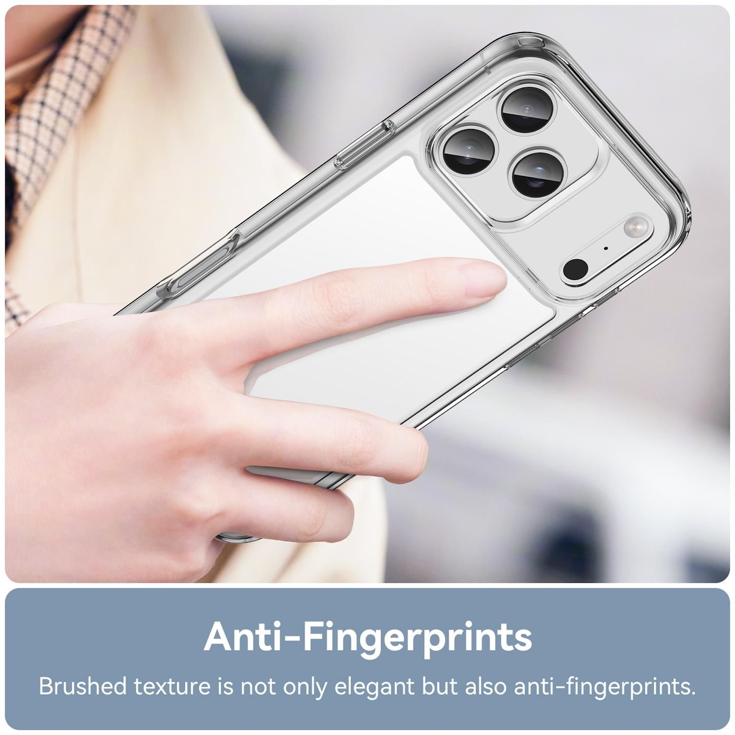 Eine Hand hält eine durchsichtige Handyhülle. Die Hülle hat drei Kameralöcher. Unten steht: 'Anti-Fingerprints'.